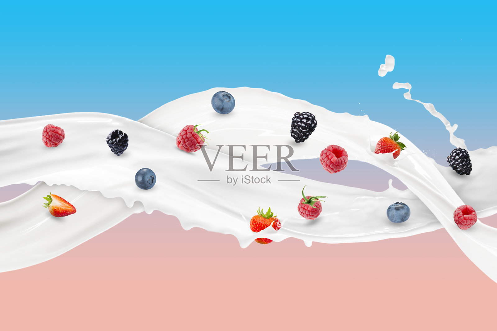 牛奶飞溅与新鲜浆果，健康早餐的绝佳概念照片摄影图片