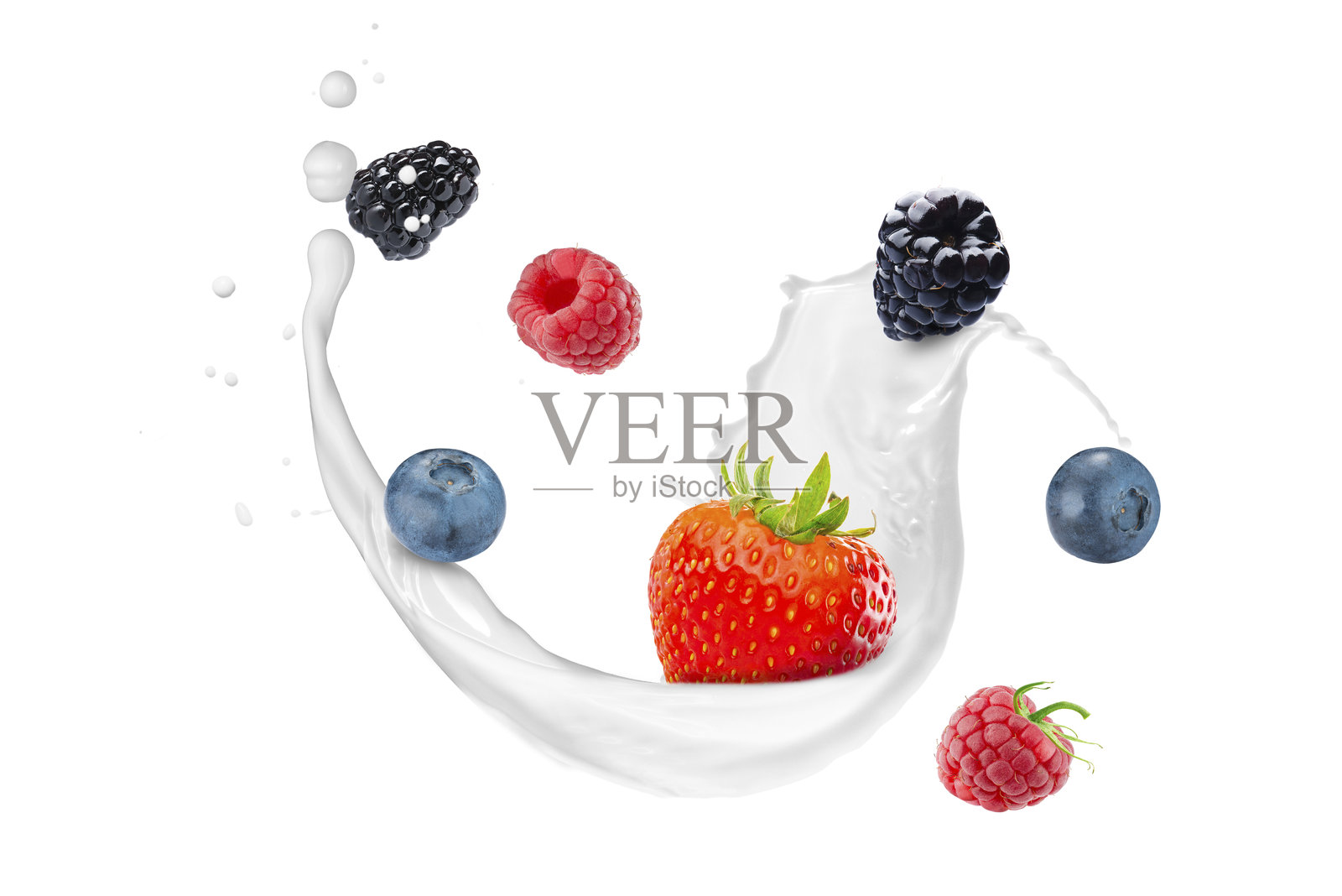 牛奶飞溅与新鲜浆果。健康早餐的绝佳创意照片摄影图片