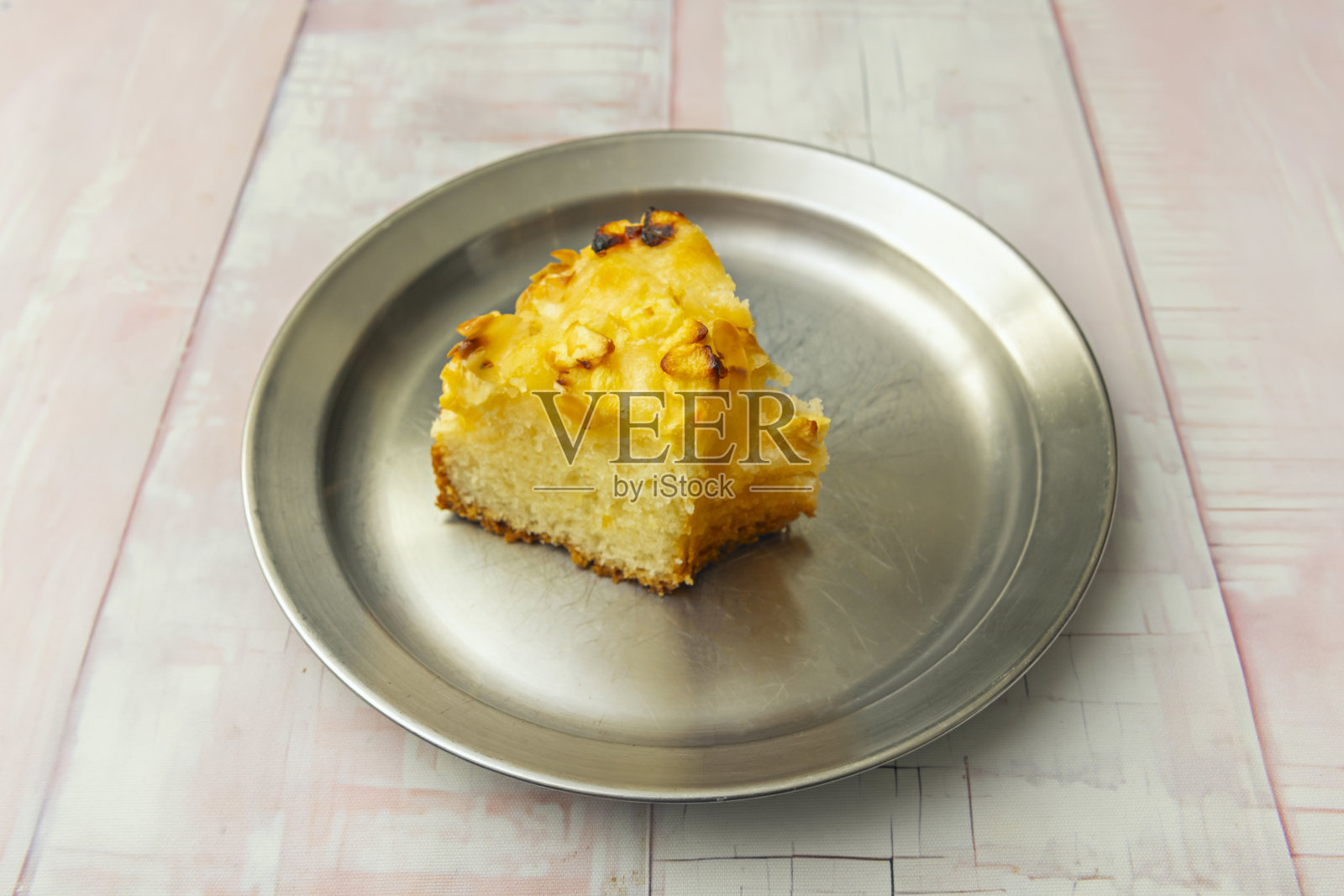 蓬松的香草海绵蛋糕，散发着浓郁的天然香气，上面装饰着细腻的白巧克力碎和闪亮的翻糖糖霜。照片摄影图片