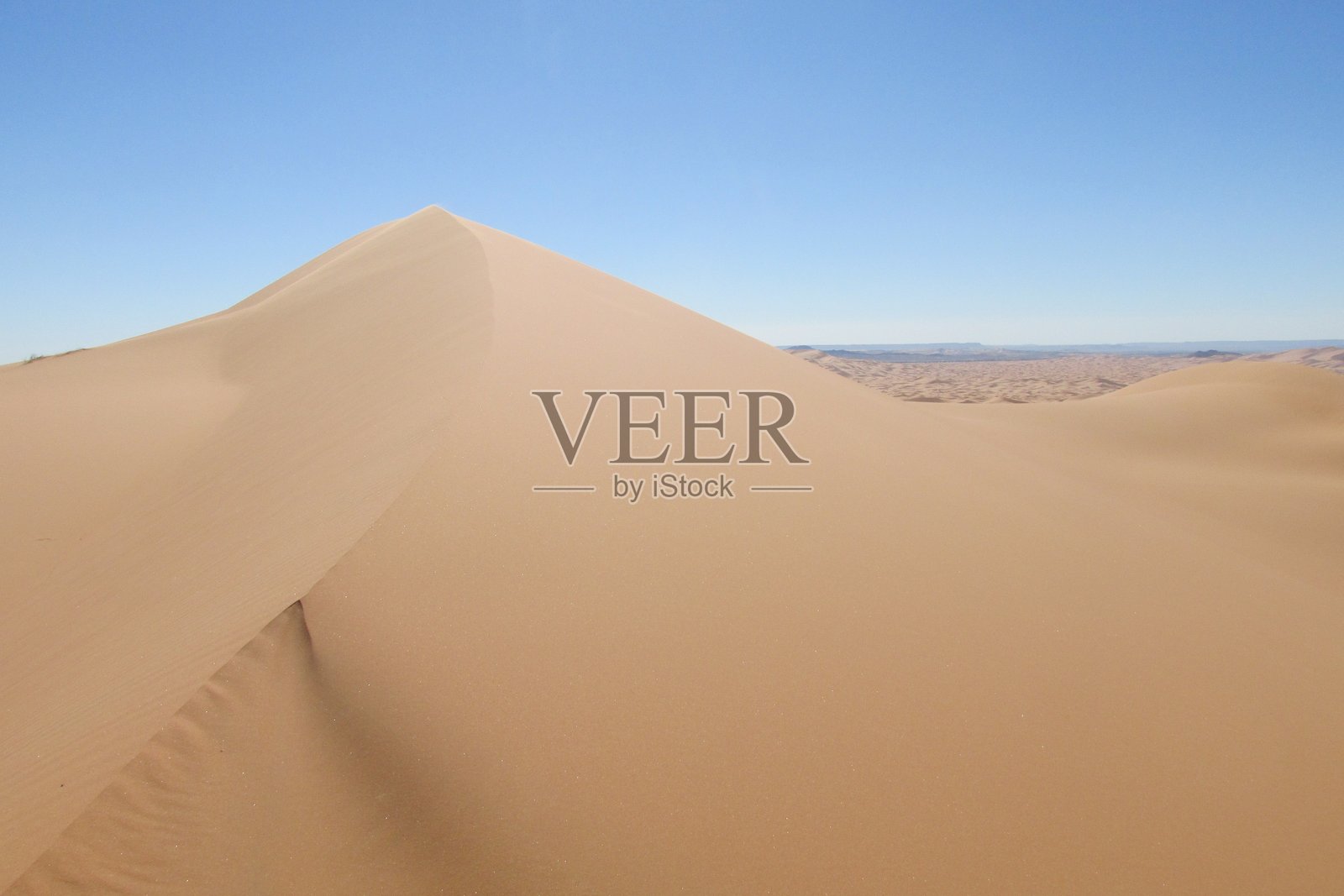 摩洛哥梅尔祖卡撒哈拉沙漠的厄尔格谢比沙丘，拥有高耸的沙丘和金色的沙漠景观照片摄影图片