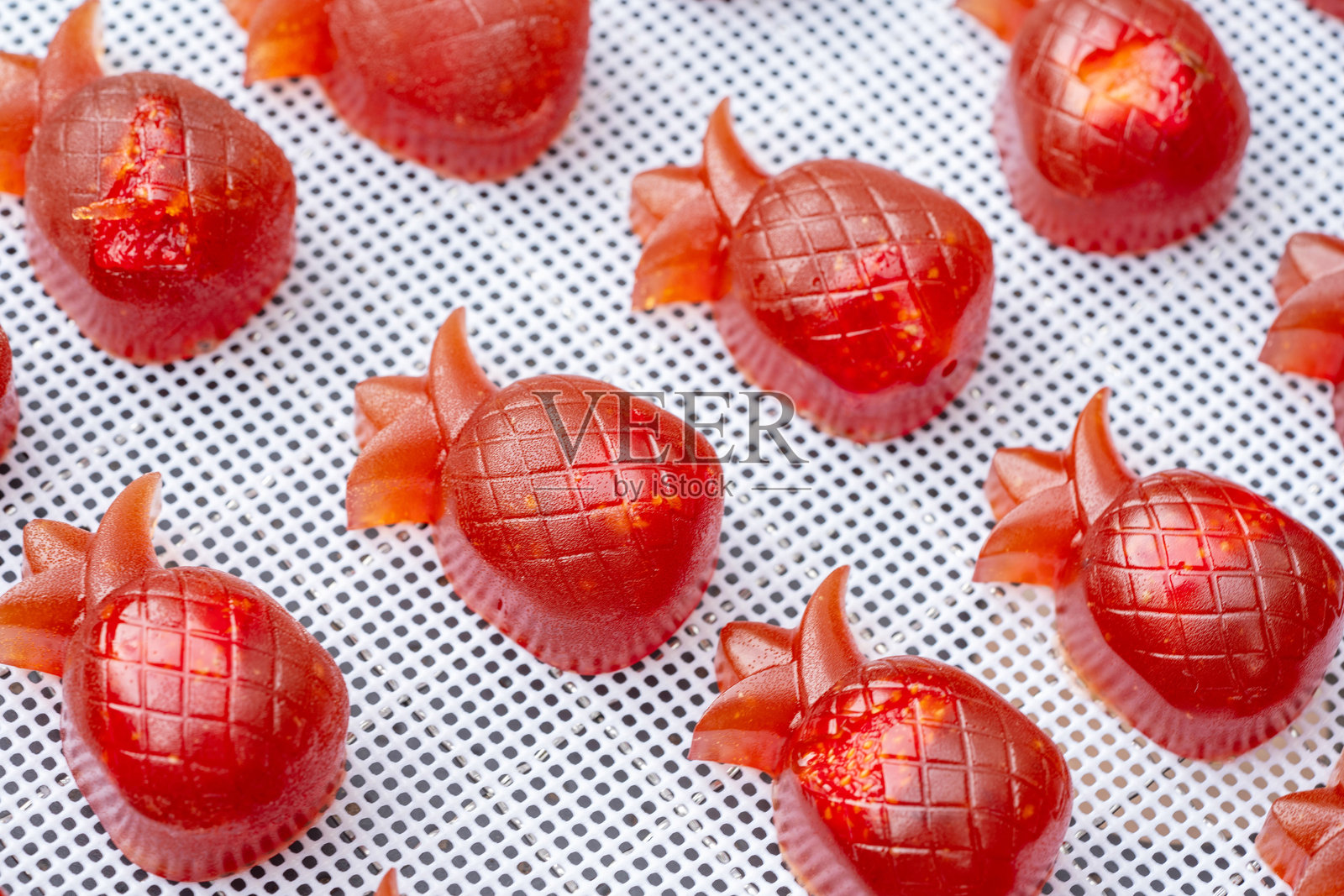 菠萝形状的自制水果冻，里面有草莓干照片摄影图片