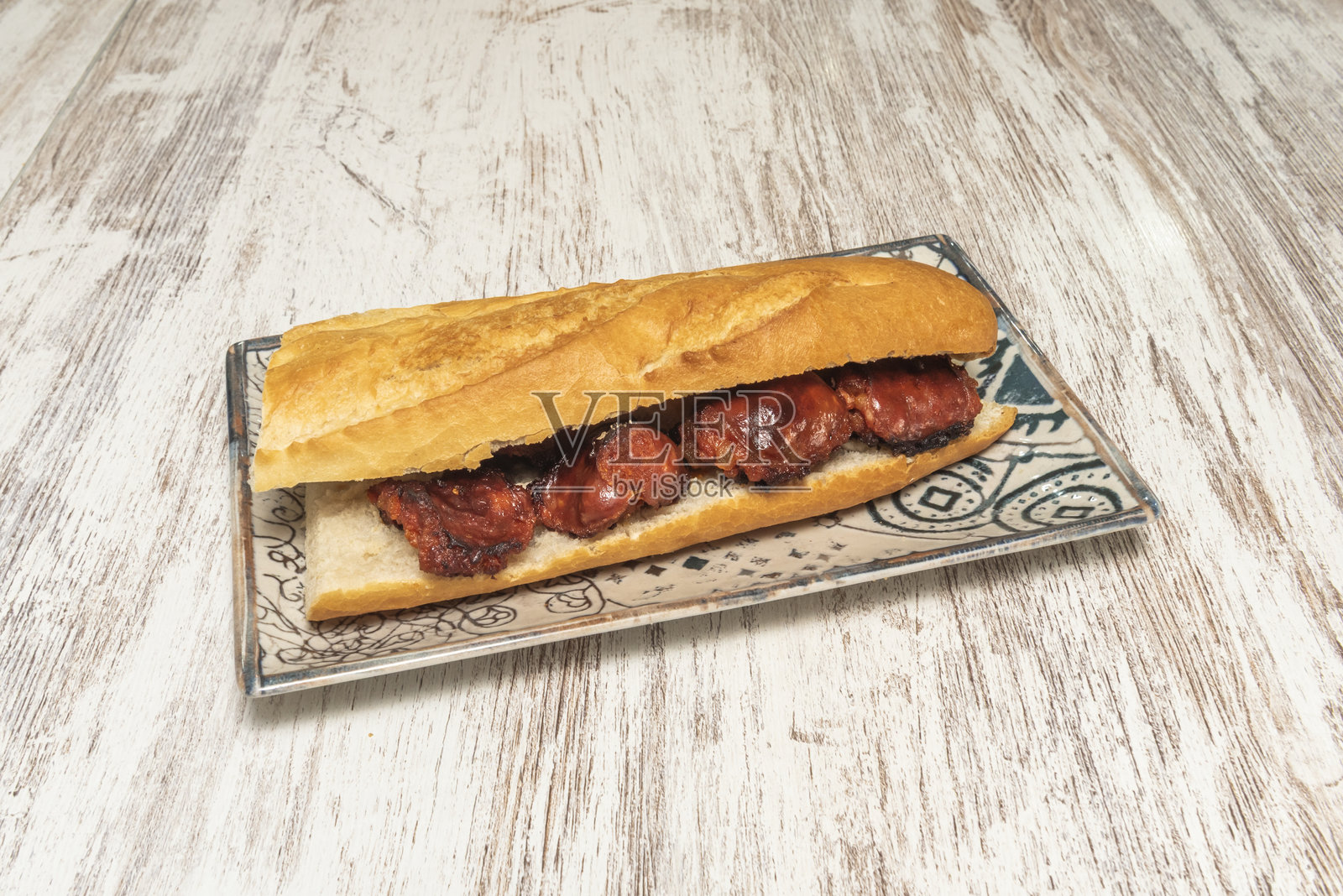 盘子里的西班牙炸香肠三明治照片摄影图片