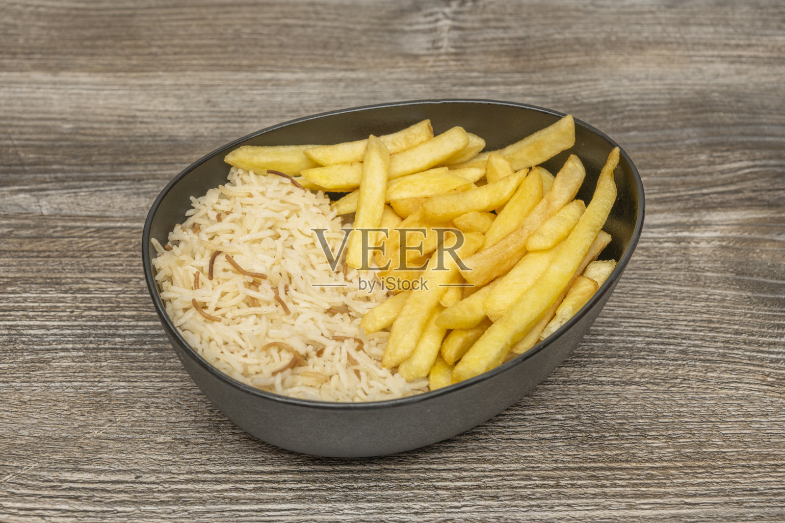 椭圆形陶瓷盘中，经典炸薯条搭配俱乐部三明治照片摄影图片