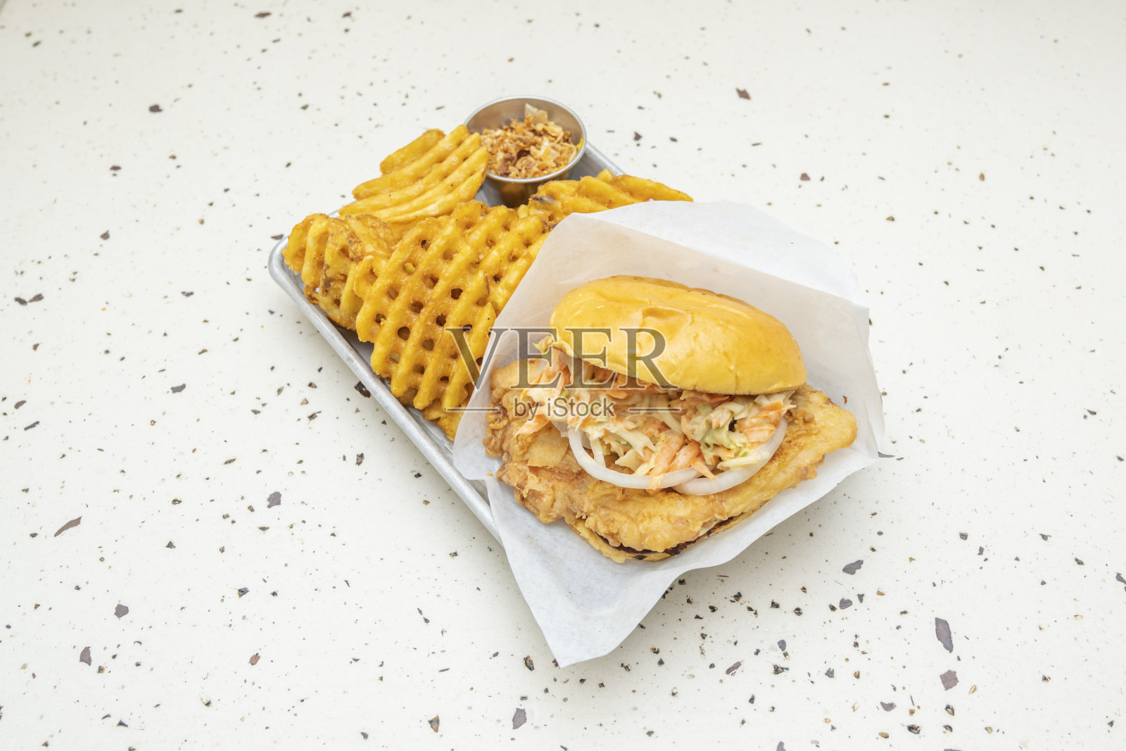 皇冠级汉堡，选用阿维拉尼昂牛肉、融化的林堡奶酪、番茄片和罗马生菜，搭配芝麻布里欧修面包照片摄影图片