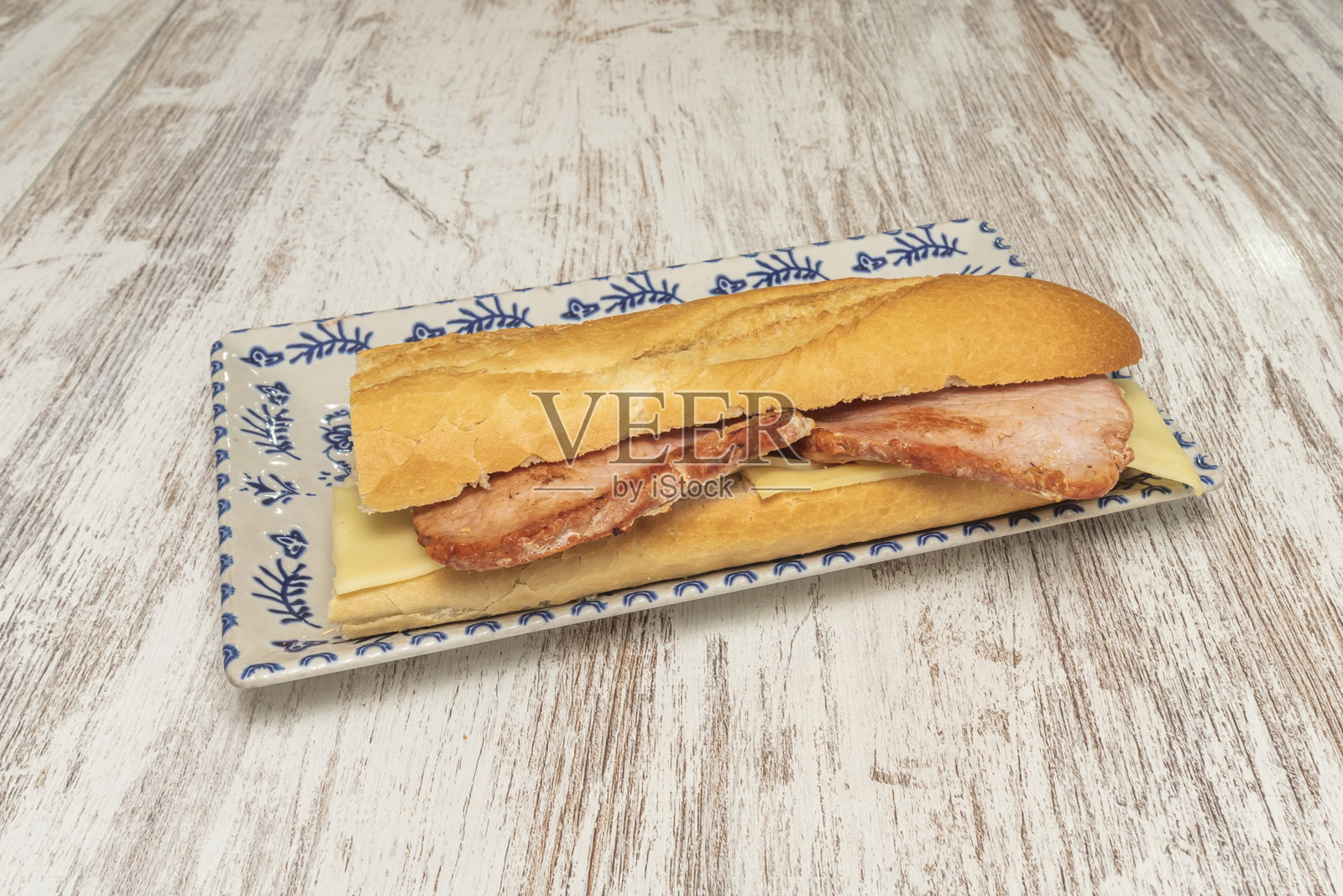 烤猪里脊和奶酪的典型西班牙三明治照片摄影图片