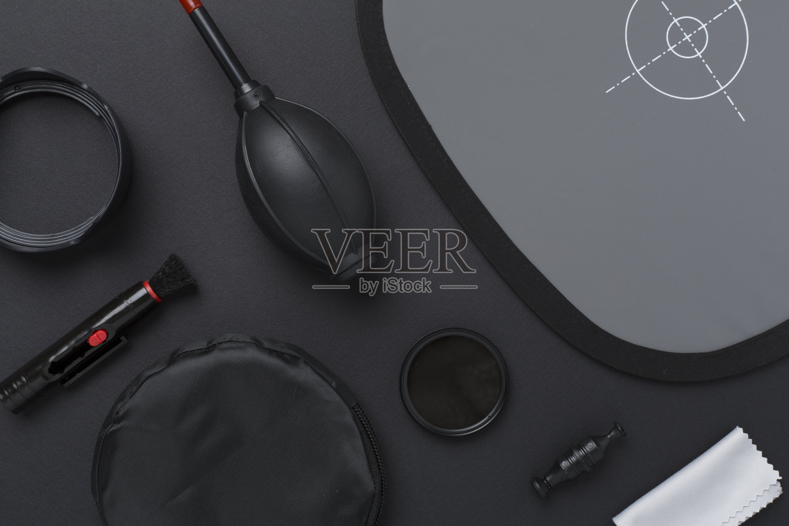 彩色背景上的各种相机设备和产品，俯视角度照片摄影图片