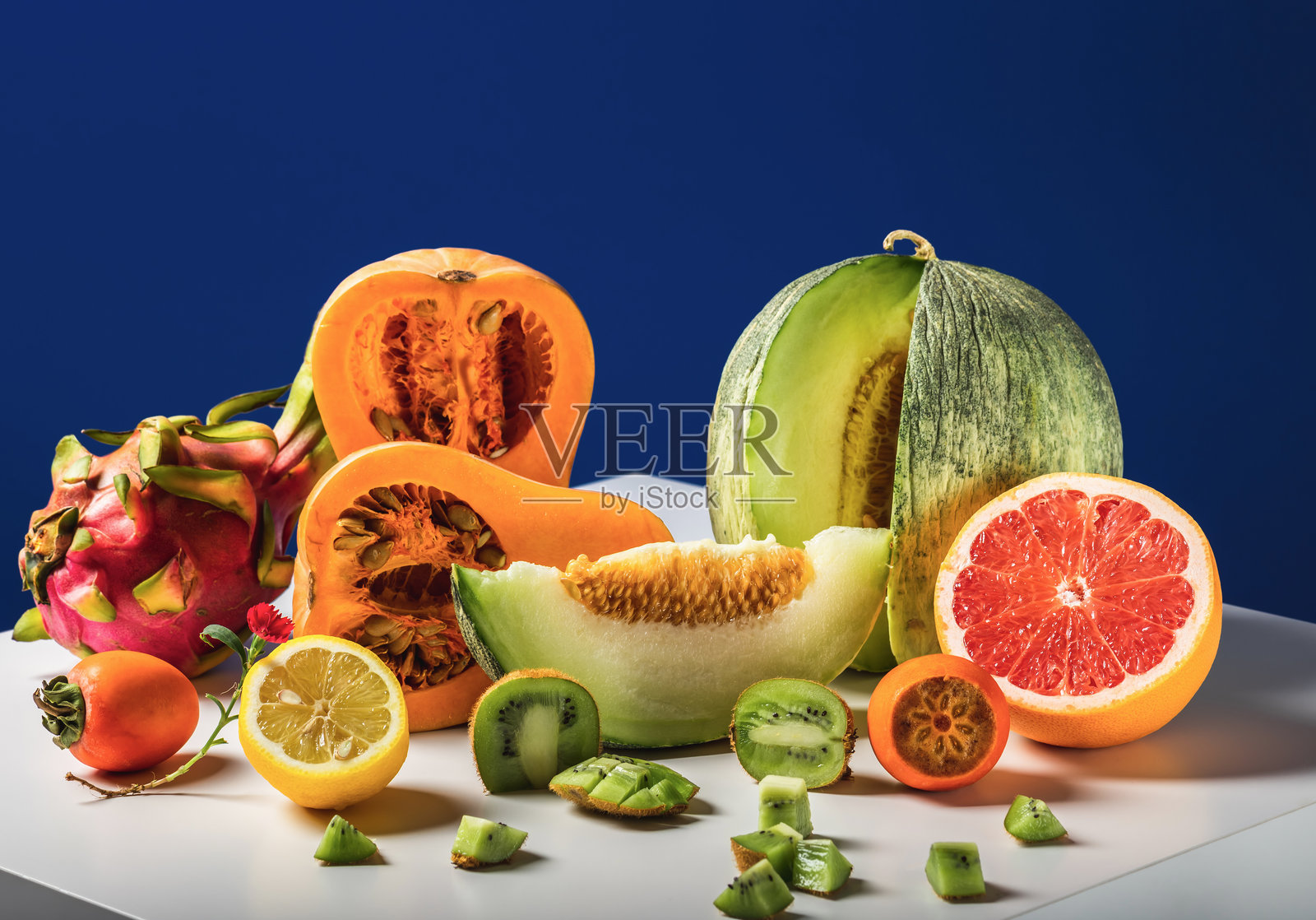 蓝底白桌上的蔬菜水果静物。照片摄影图片