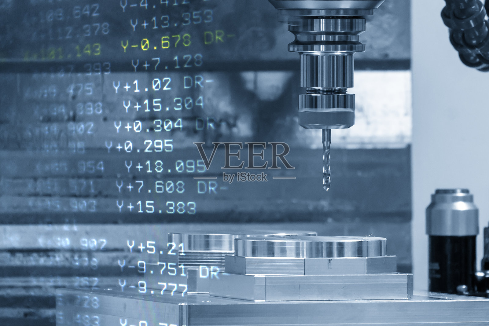 数控铣床攻丝的抽象过程，背景为G代码数据照片摄影图片