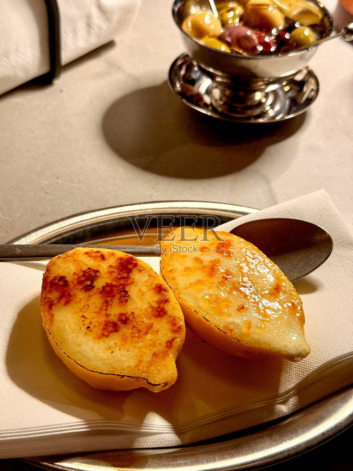 餐厅里用柠檬盛装的传统柠檬慕斯，法式餐厅的甜点供应与展示。照片摄影图片