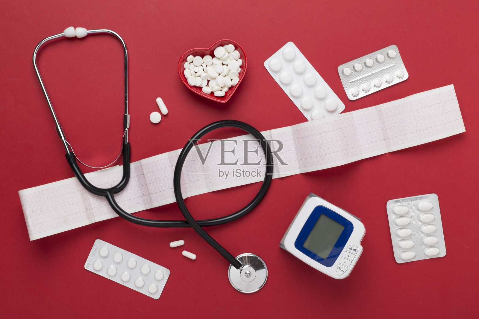 听诊器与心脏药物放在彩色背景上，俯视角度照片摄影图片