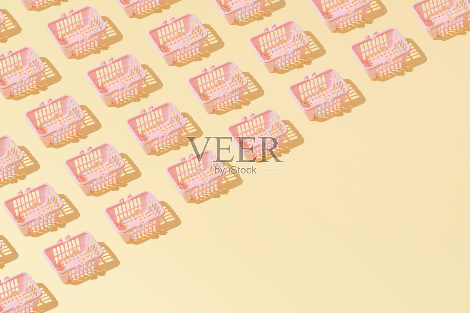 创意购物篮手推车图案，黄色背景下的平面图，有复制空间照片摄影图片