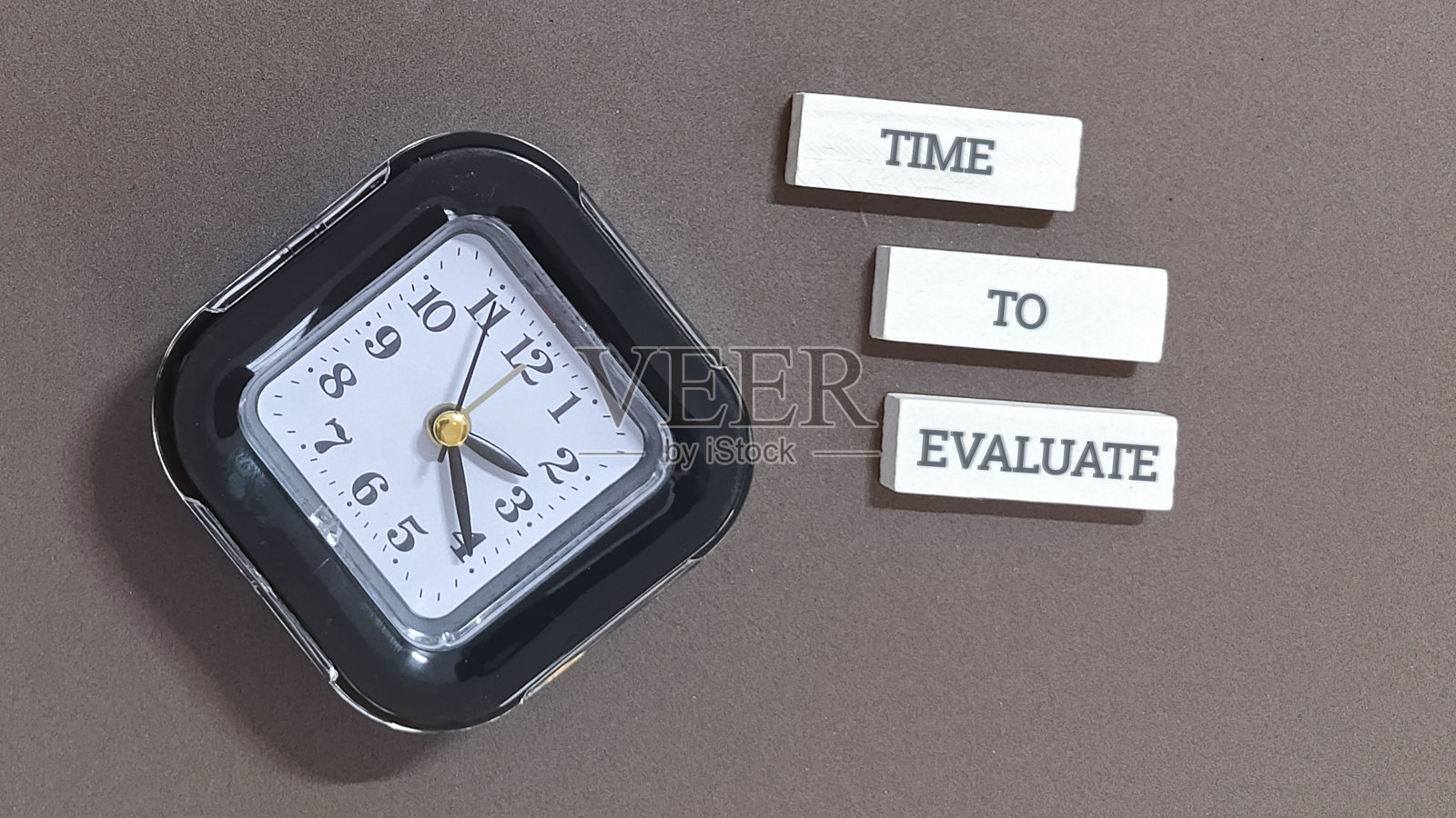 是时候用灰色背景上的时钟进行评估了照片摄影图片