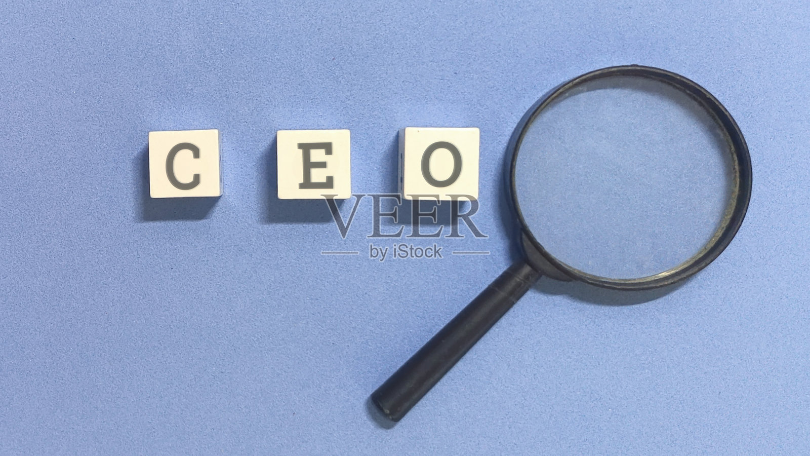 CEO搜索概念，配有放大镜和木块照片摄影图片