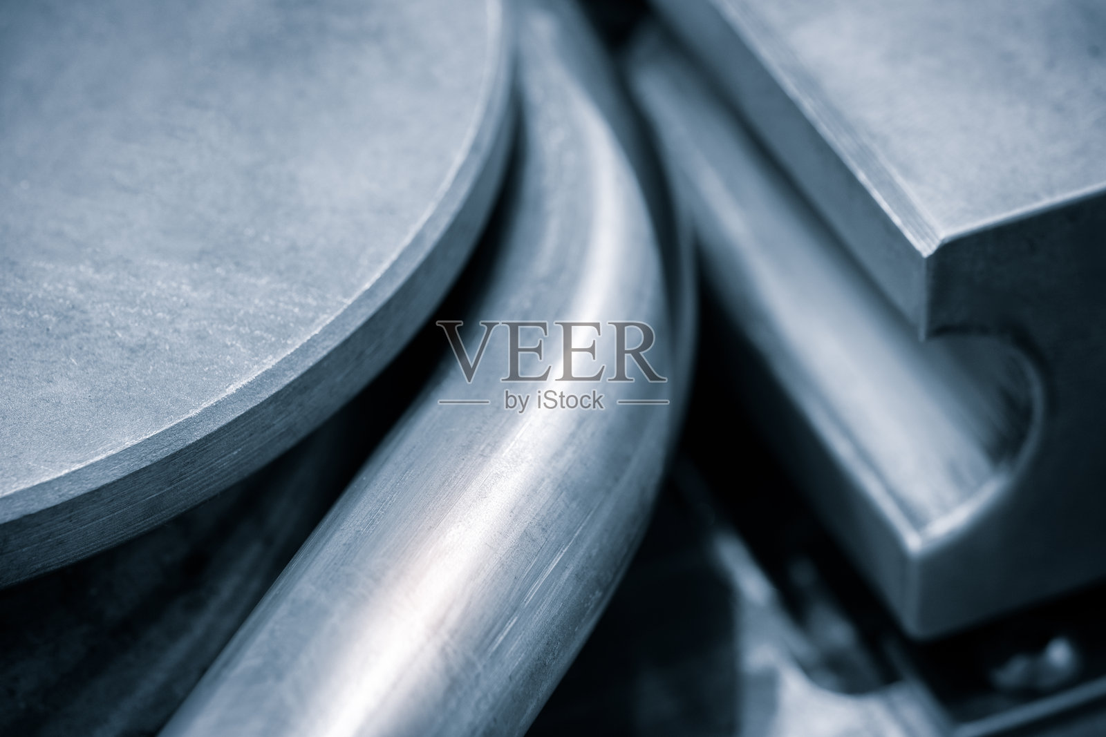 用于弯曲金属管道和板材的工业设备，工业概念照片摄影图片