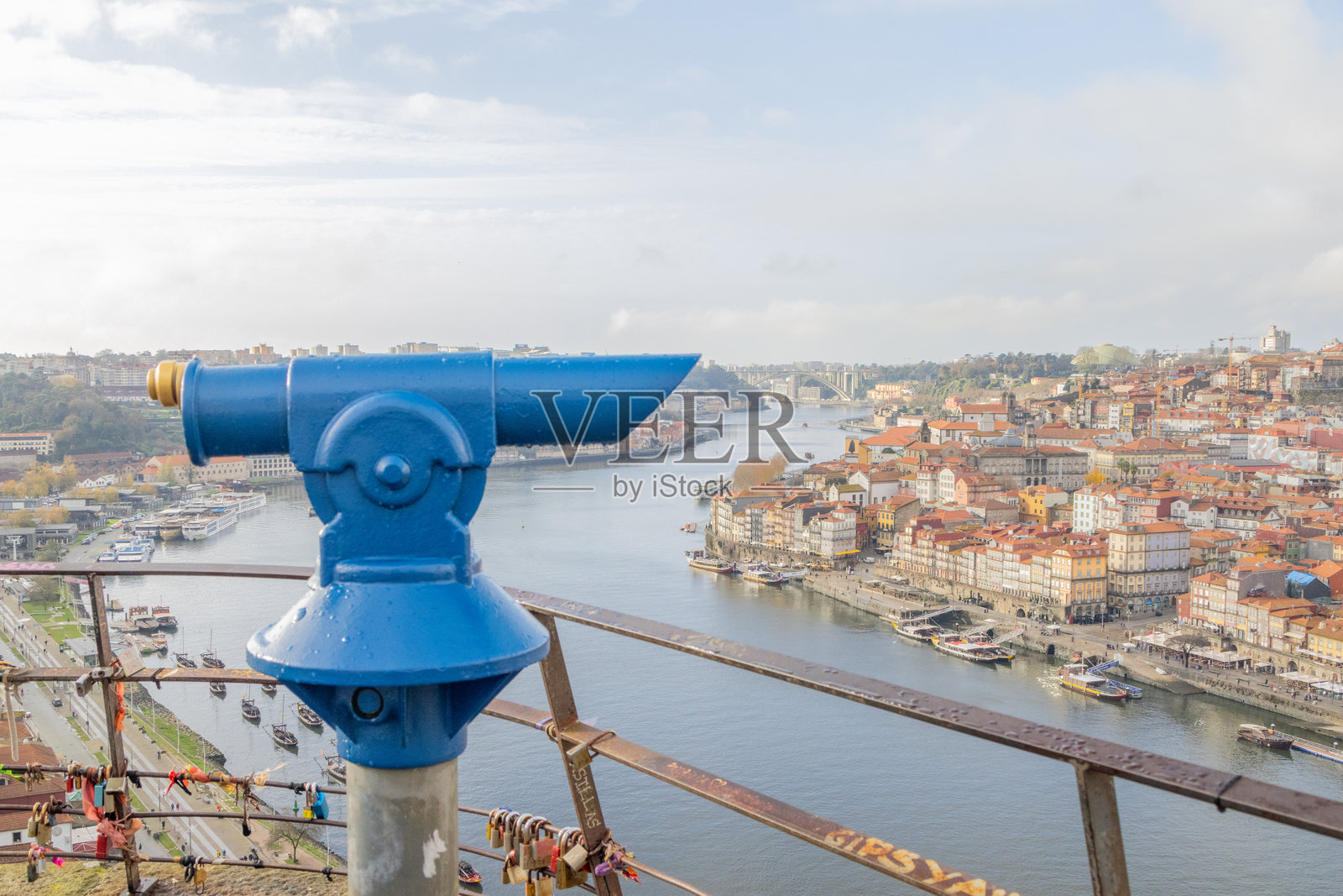 蓝色投币式望远镜，俯瞰波尔图市和杜罗河照片摄影图片