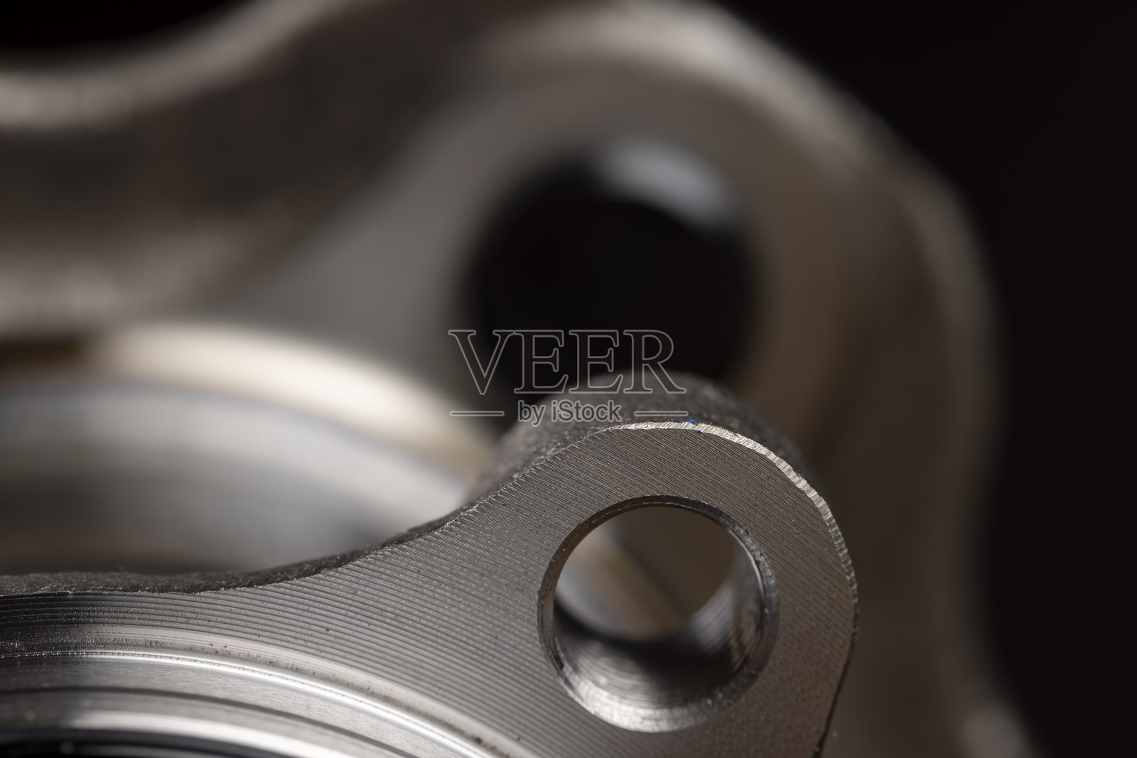 用于更换磨损轮毂的汽车轮毂，用于维修故障的汽车轮毂零件，汽车零配件特写照片摄影图片