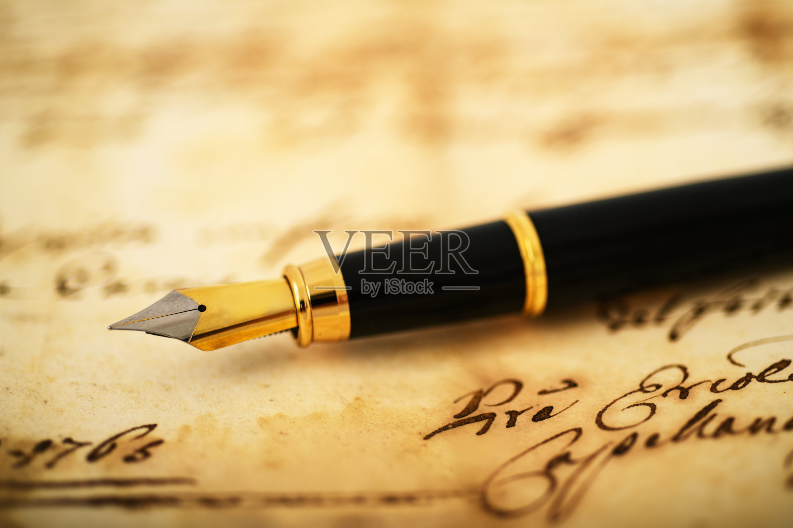 钢笔放在信件上照片摄影图片