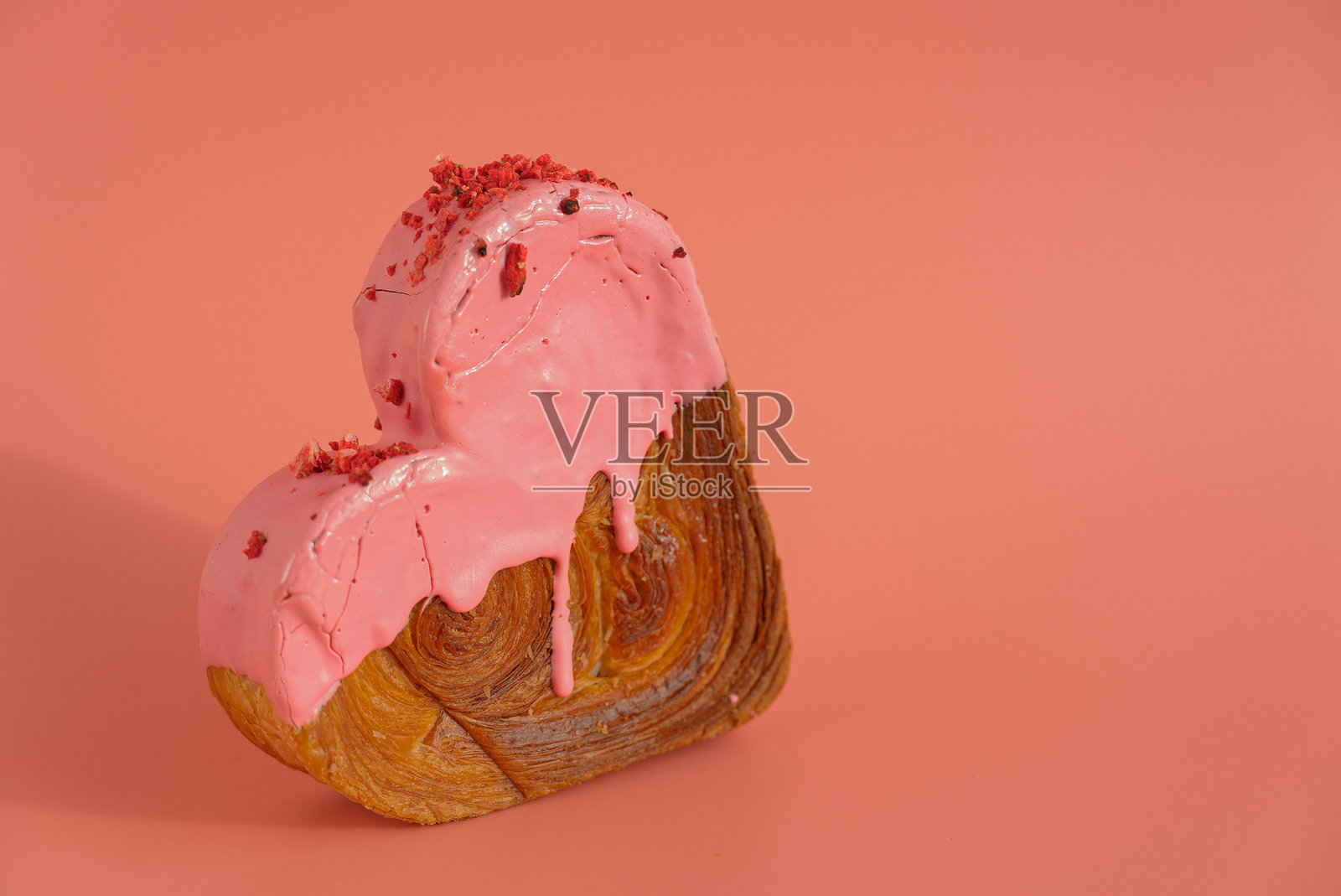 情人节生日节日礼物创意咖啡卡布奇诺拿铁饮品，早晨早餐节日生日周年纪念，蛋糕上的闪亮蜡烛火花，令人愉悦而充满活力的心形糕点牛角包点心，上面装饰着照片摄影图片