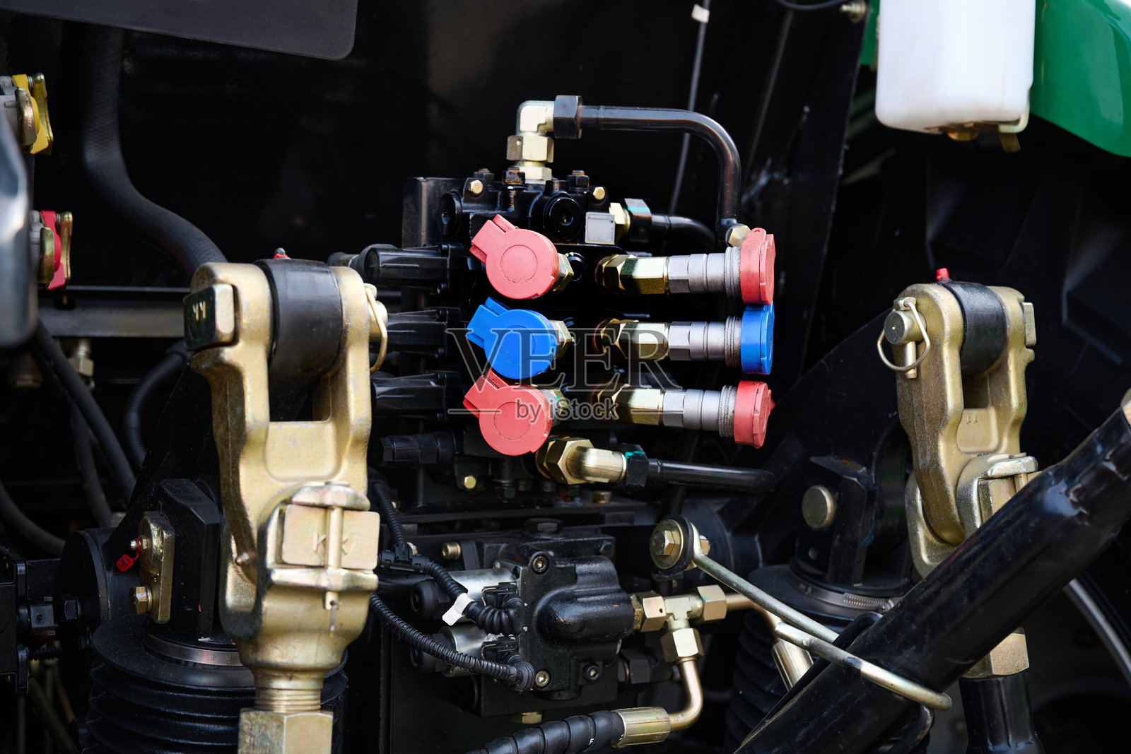 特写一辆红色拖拉机的背面，上面有辅助节点照片摄影图片