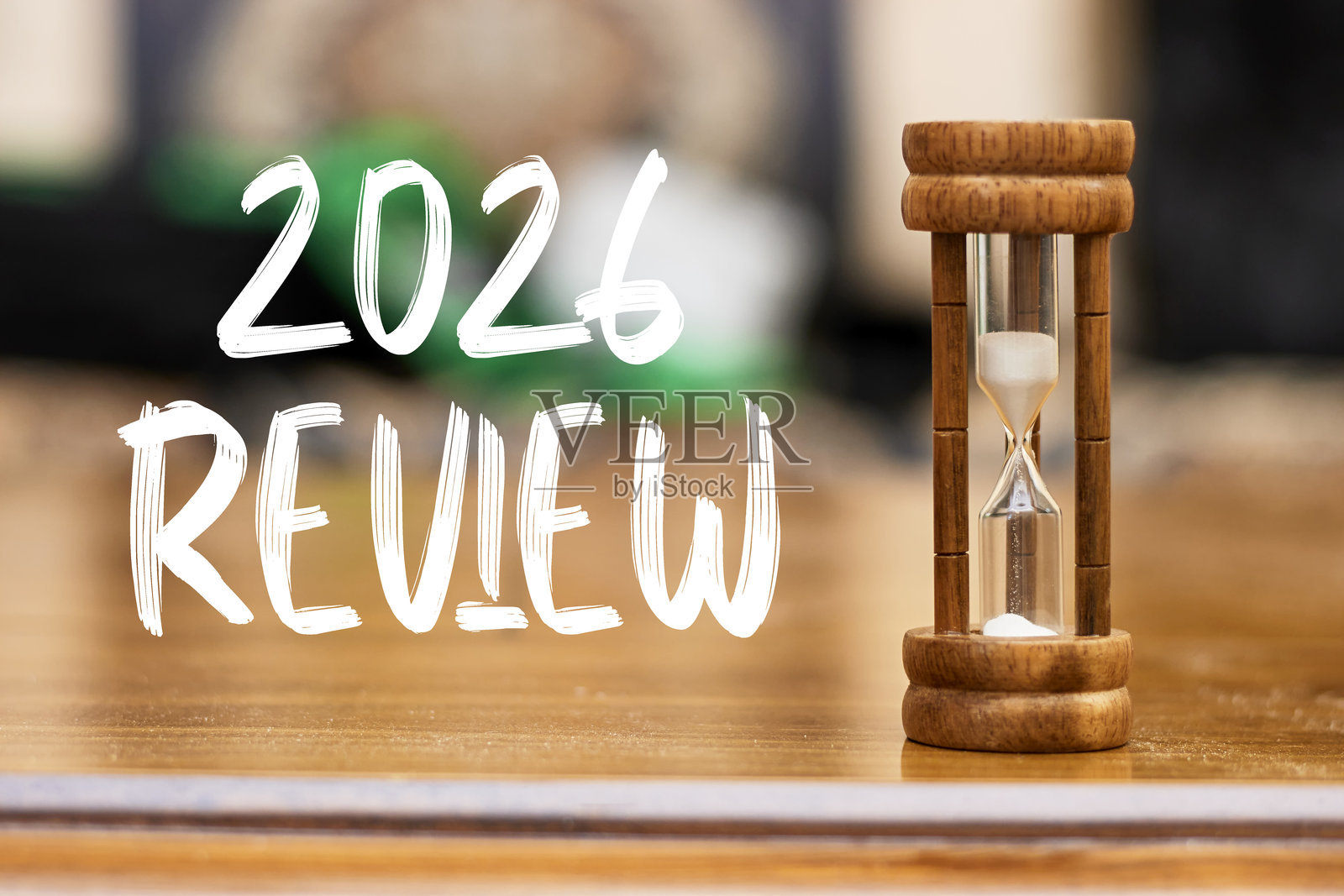 2026年回顾：在木桌上用沙漏回顾一年照片摄影图片