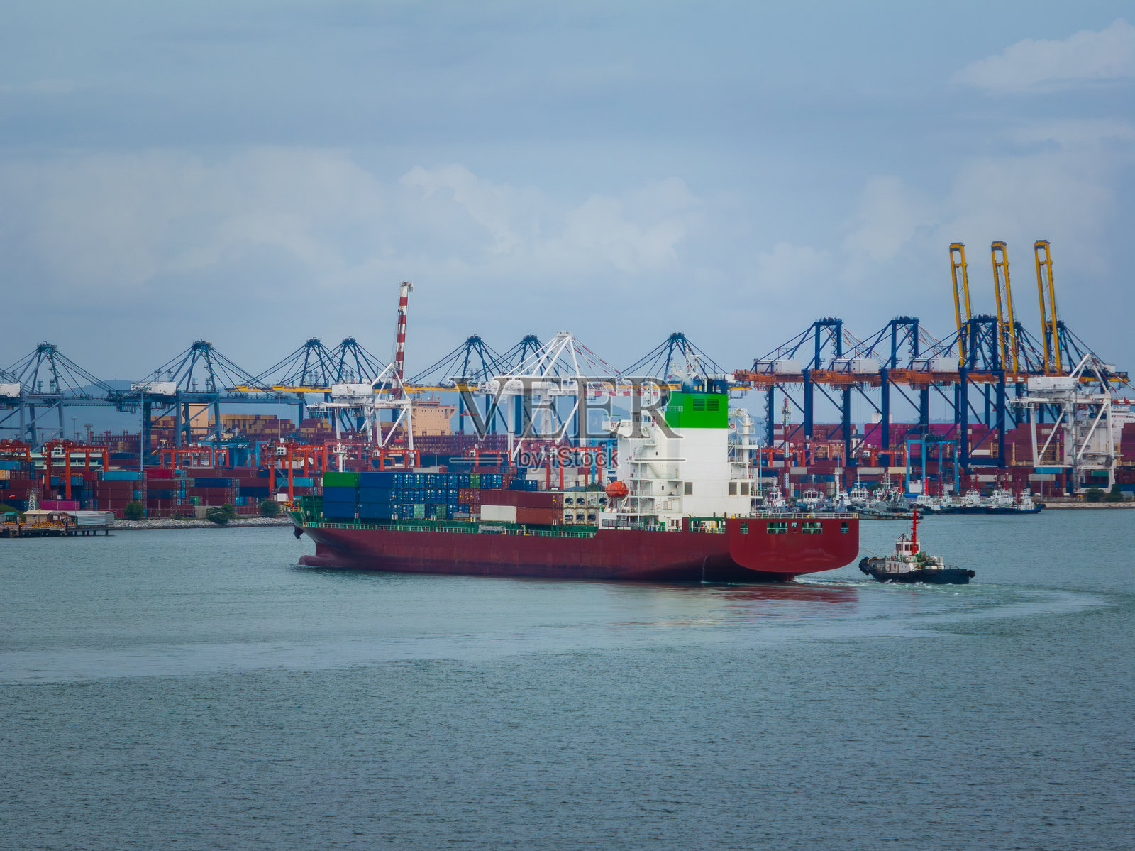 全球商业与工业的商业贸易物流与国际运输，通过集装箱货运船只在海上进行，集装箱货运运输，照片摄影图片