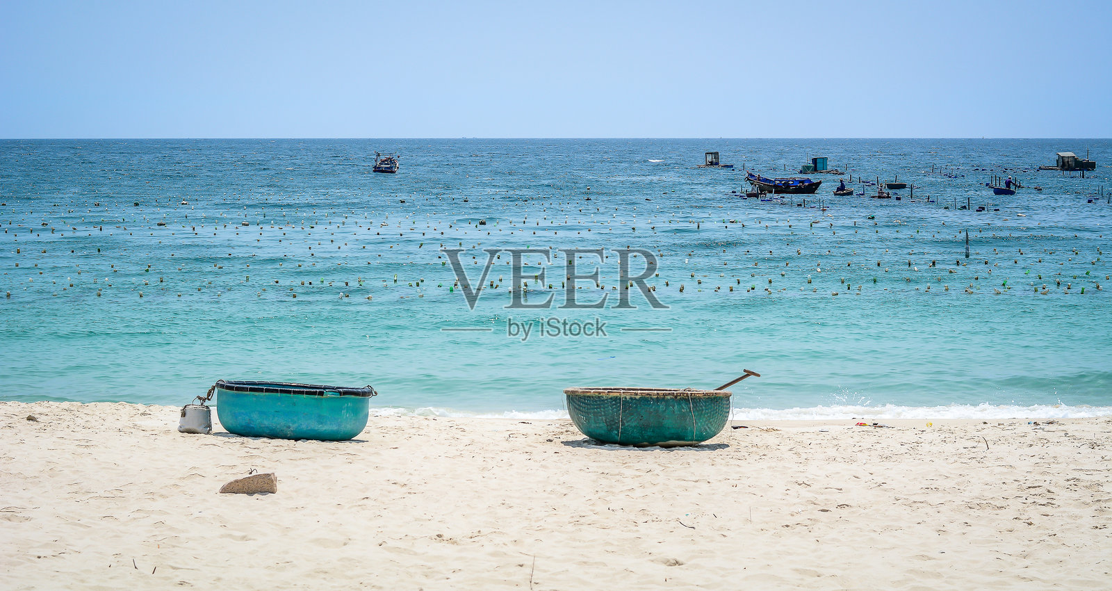 阳光明媚的一天，壮丽的海景照片摄影图片