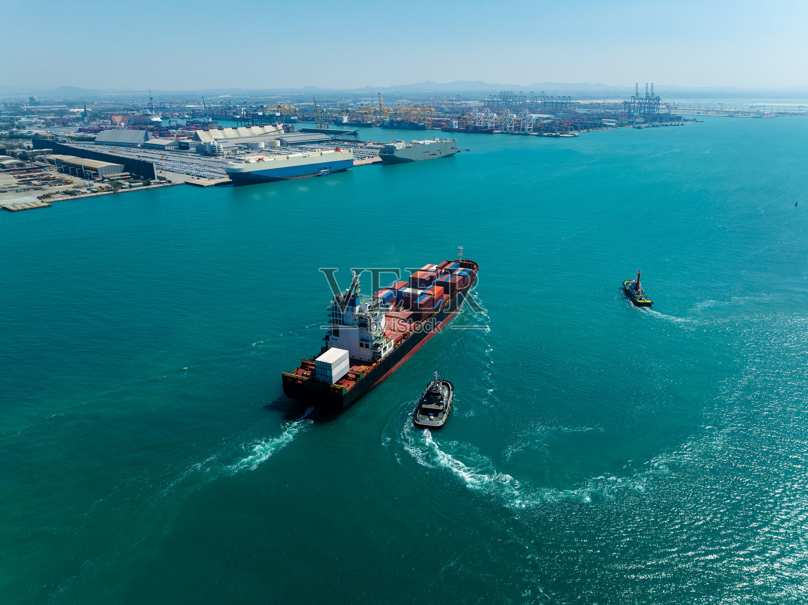 空中俯瞰货船与拖船在港口，支持物流业务照片摄影图片
