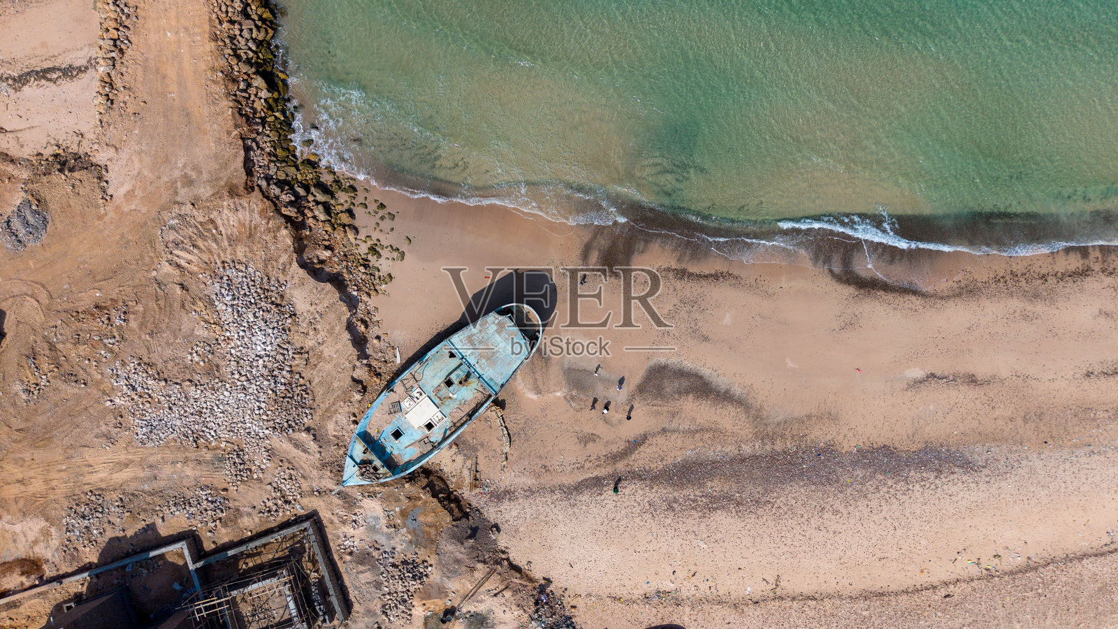 废弃在沙滩上的船只的航拍图照片摄影图片
