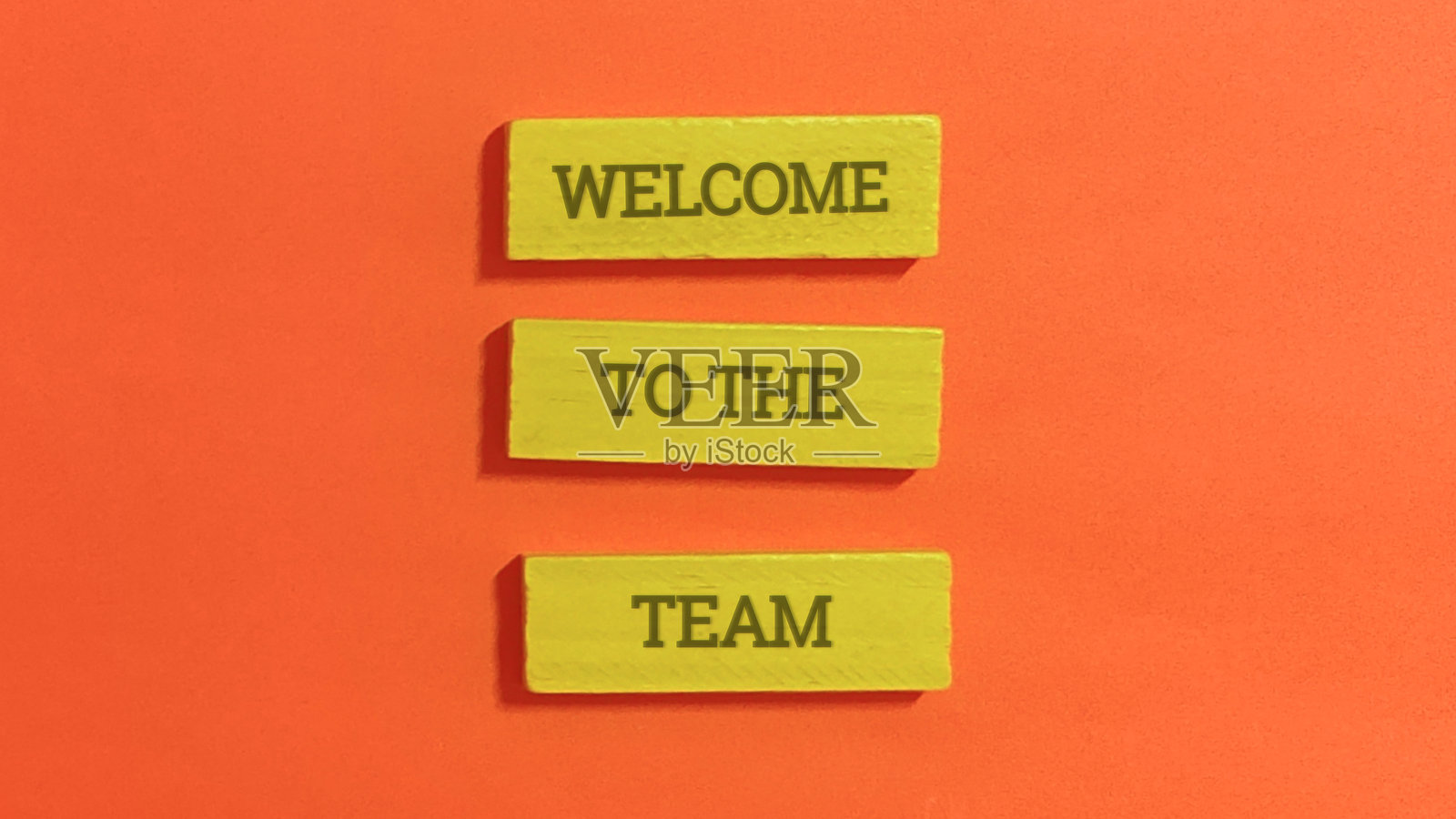 欢迎加入团队的消息，信息显示在黄色方块上照片摄影图片