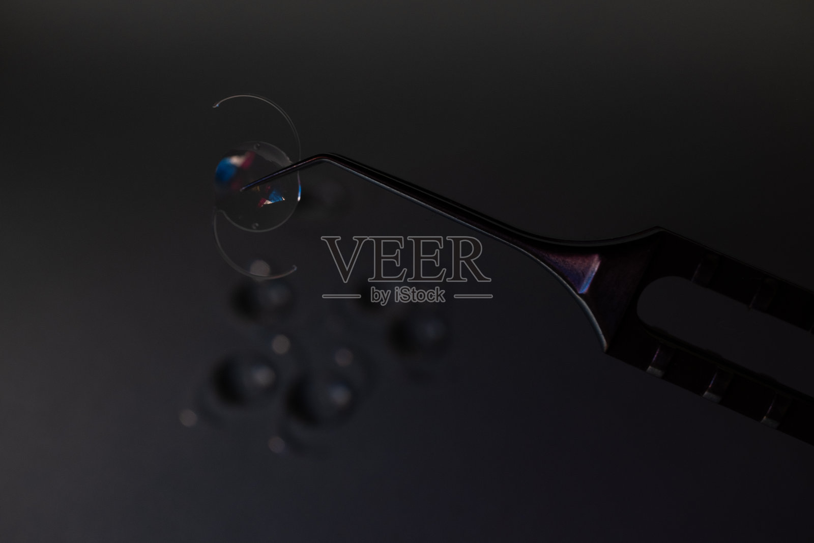 用于治疗白内障的眼内镜，位于医生眼前照片摄影图片