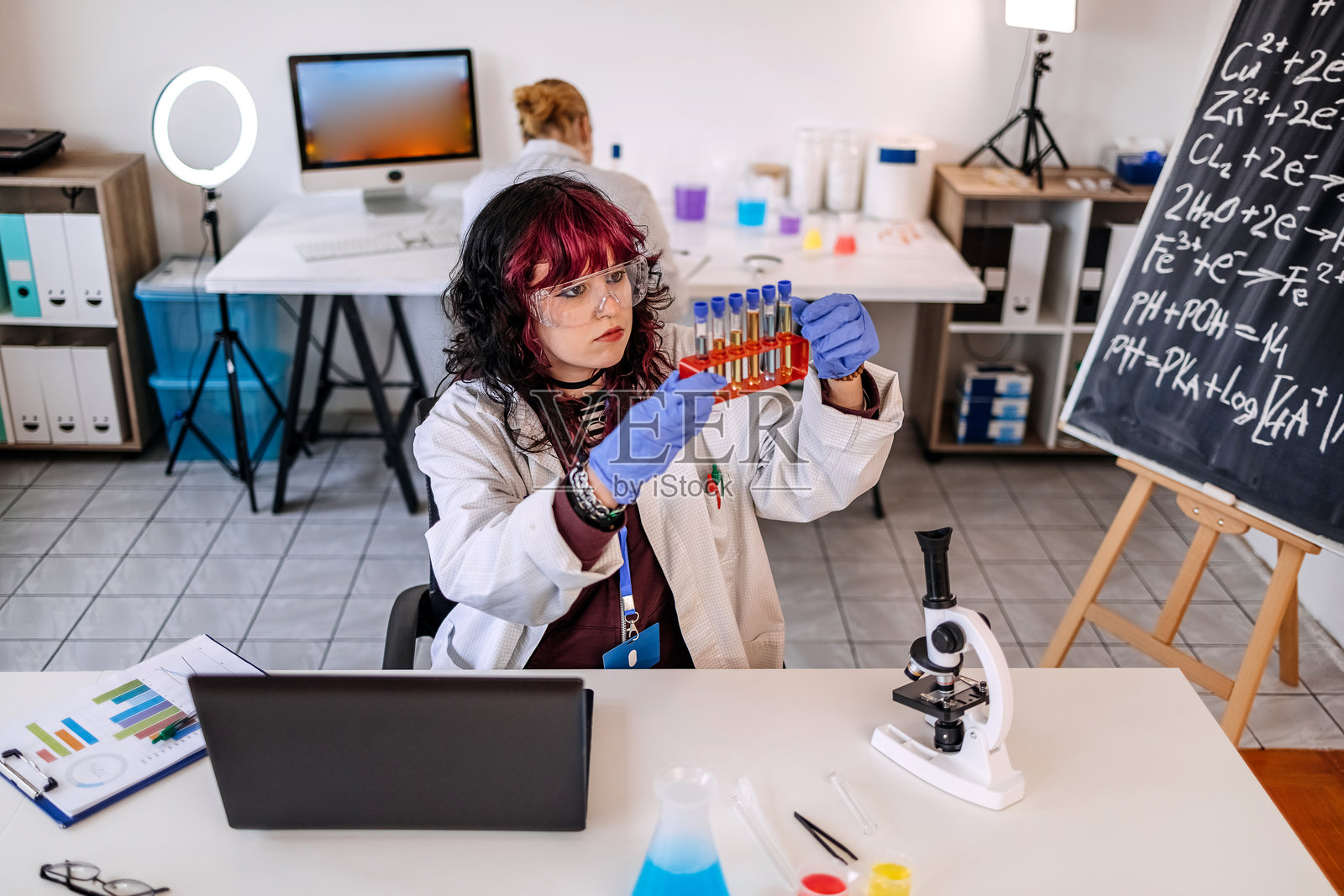 年轻的科学家在实验室进行研究照片摄影图片