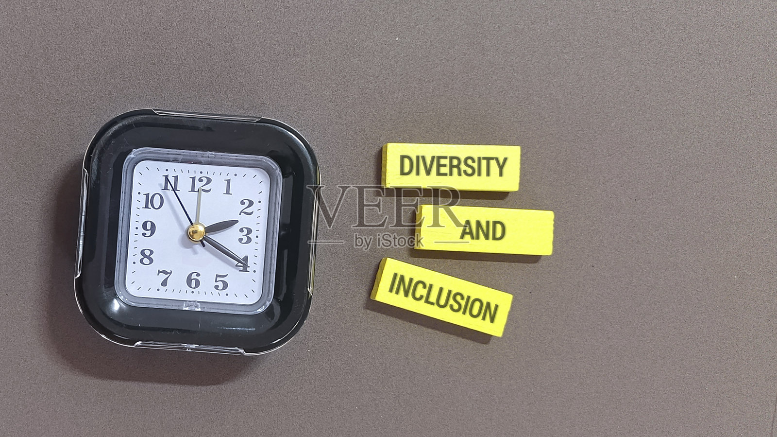 多样性与包容性概念，背景为灰色时钟照片摄影图片