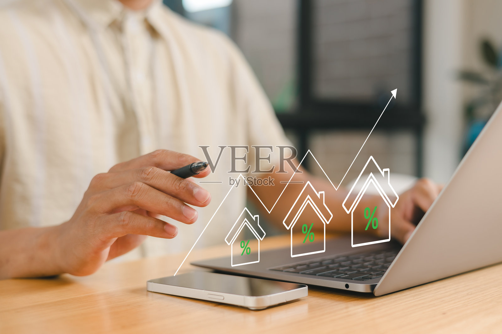 房地产投资增长概念，一位商人竖起大拇指，以及上升的房屋百分比图表，象征着房地产市场的成功、抵押贷款利率和财务规划策略。照片摄影图片
