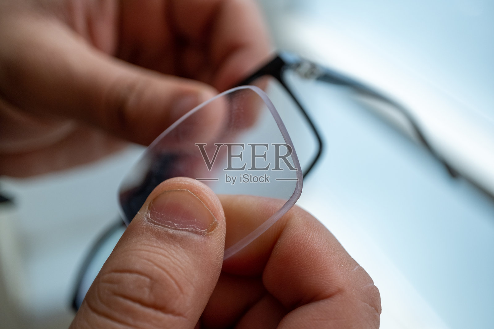 手持清晰的眼镜镜片照片摄影图片