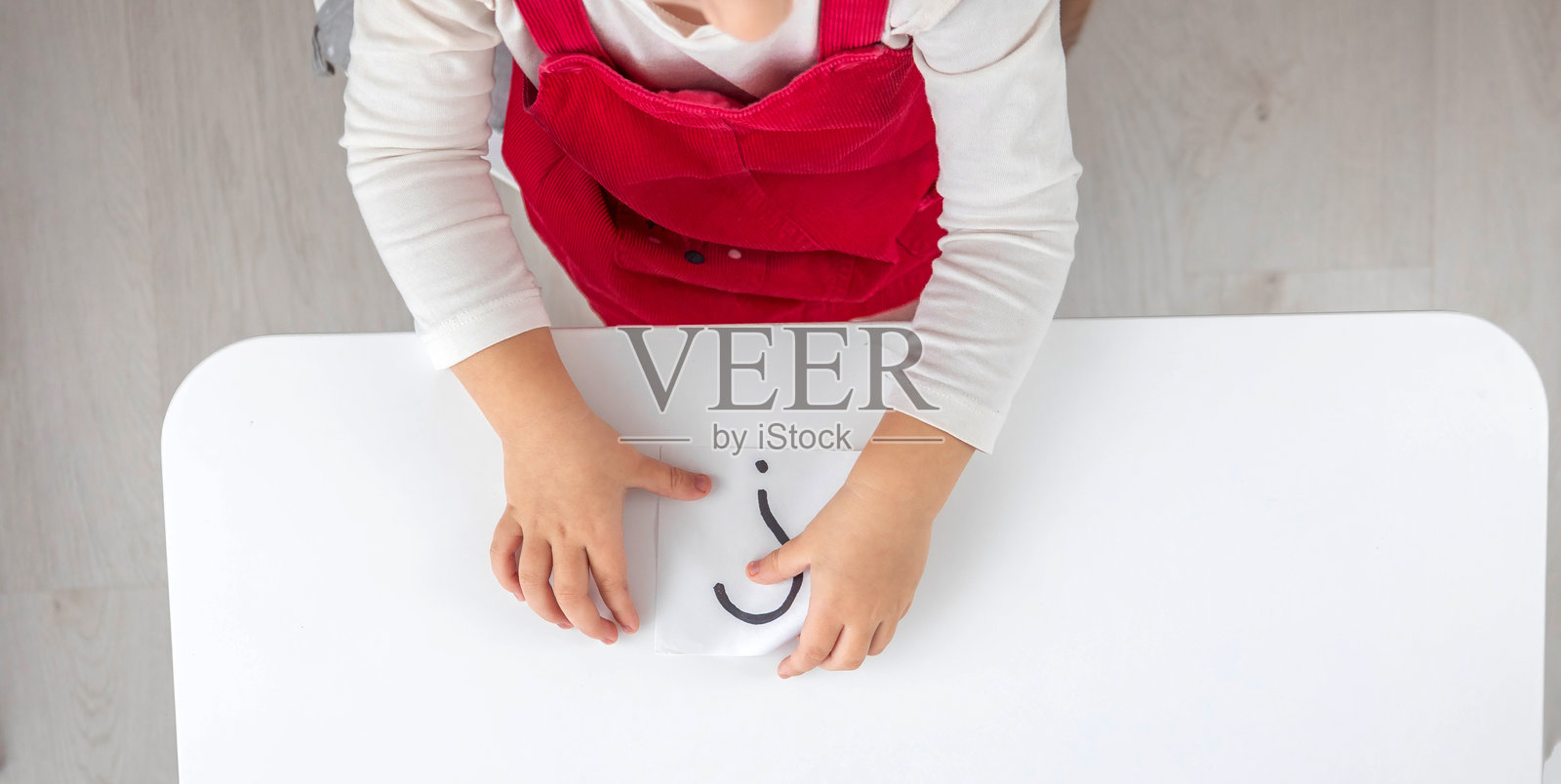 小女孩带着问号，象征教育和“为什么”的提问照片摄影图片