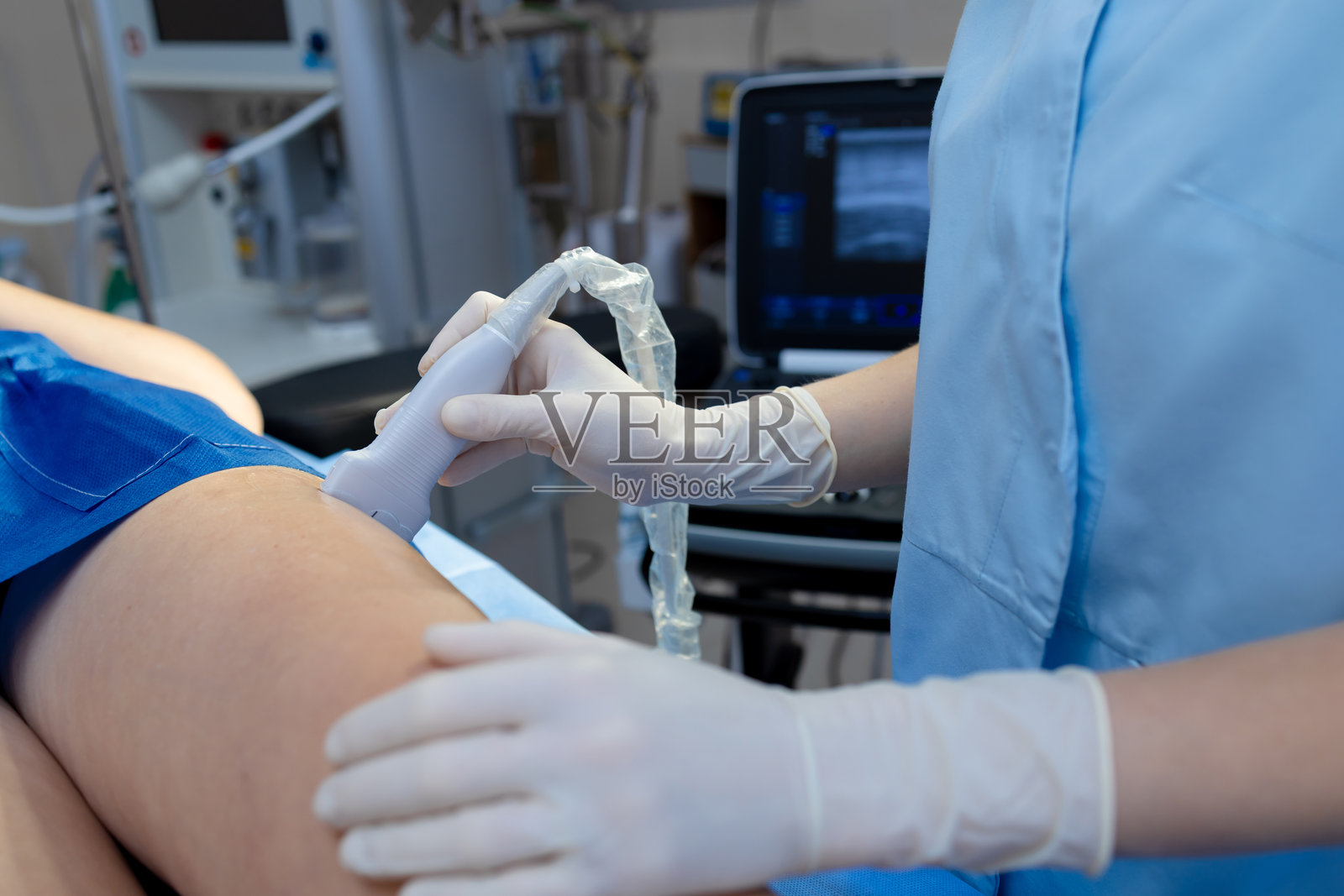 血管外科医生进行腿部超声检查以确认静脉情况。腿部静脉的超声检查。照片摄影图片