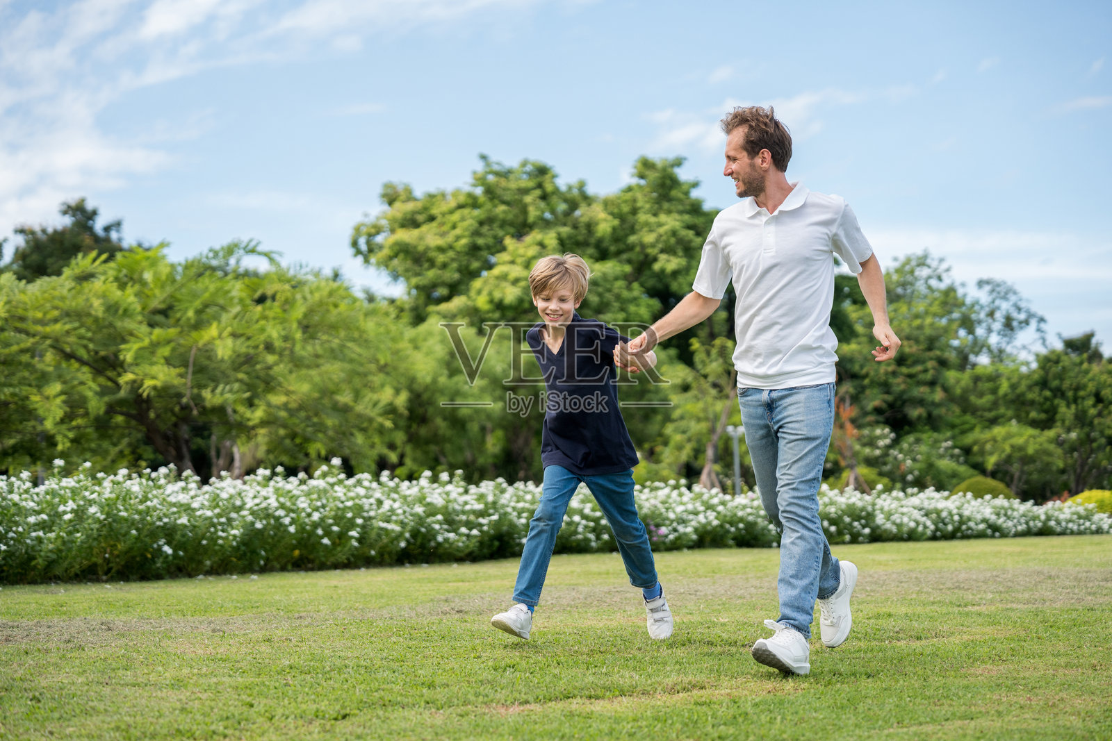 快乐的一家，父母与孩子在户外野餐，享受夏日共处的欢乐时光。父亲、母亲、儿子和女儿在晨曦中放松玩耍。照片摄影图片