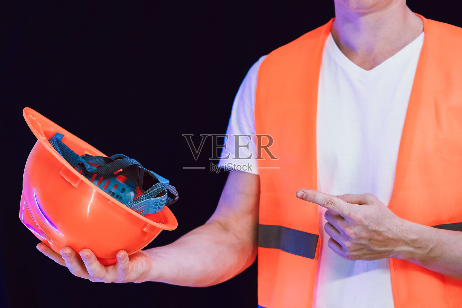 戴着橙色安全帽的男人正在指示照片摄影图片