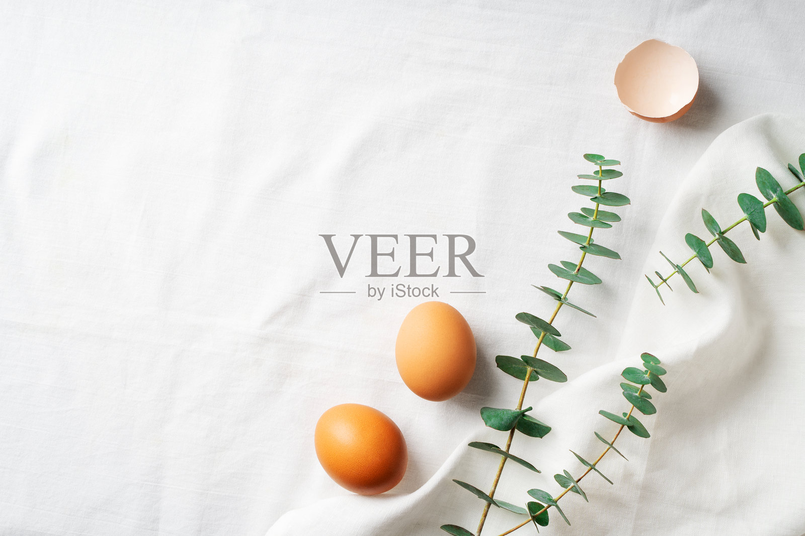 复活节主题背景，包含棕色复活节彩蛋和桉树叶照片摄影图片