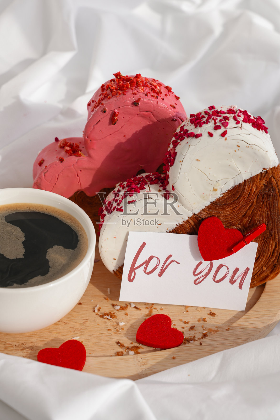 母亲节、情人节、妇女节、生日祝福语，印在贺卡上的“为你”寄语。凌乱床铺上的咖啡早餐，配有心形糕点牛角包。食物实验，病毒式传播的甜点烘焙趋势。照片摄影图片