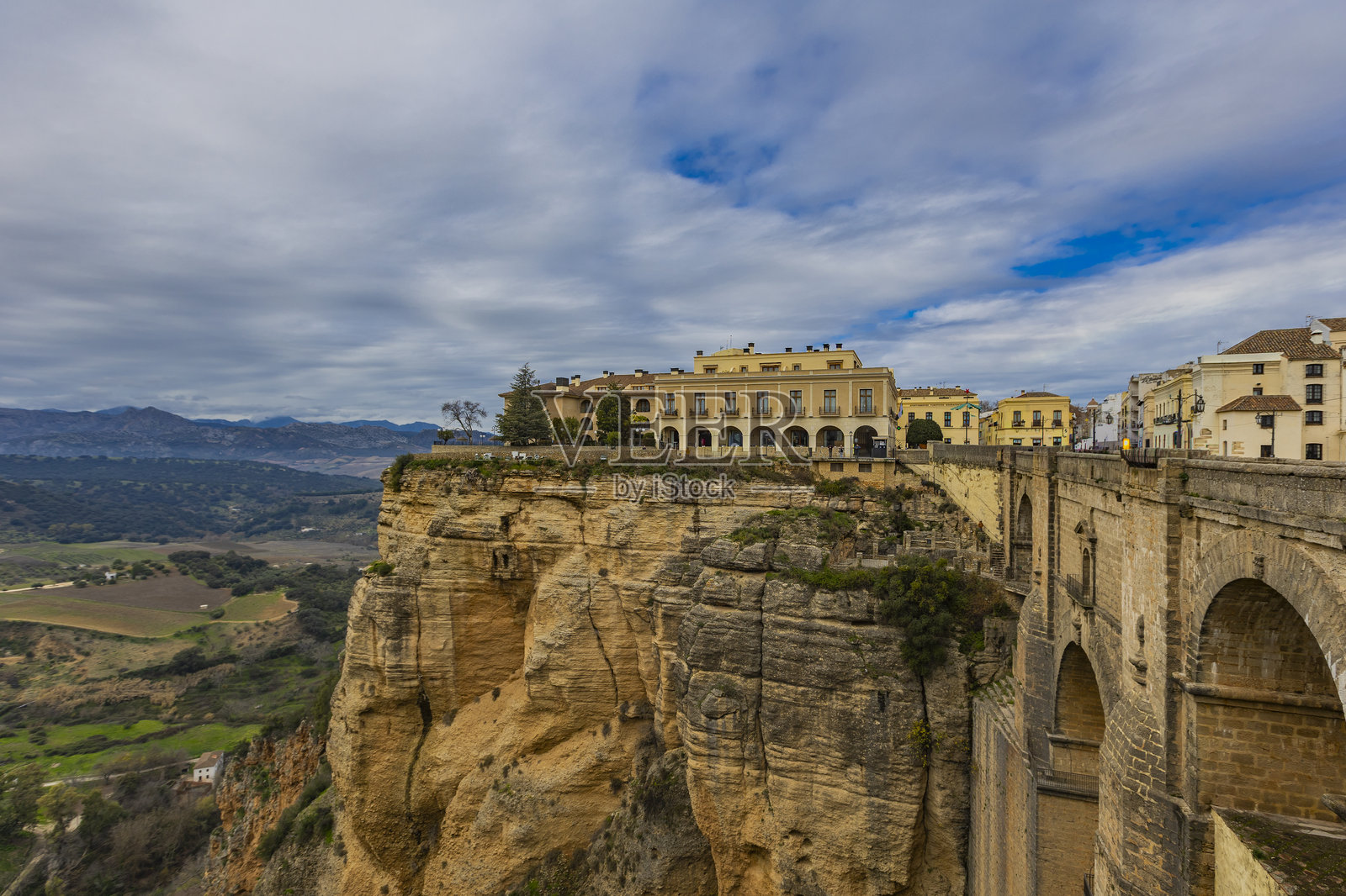 夕阳下，雄伟的悬崖俯瞰着风景如画的龙达镇照片摄影图片
