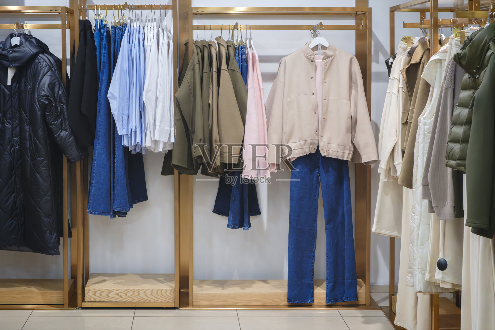 商店市场里色彩缤纷的服装照片摄影图片