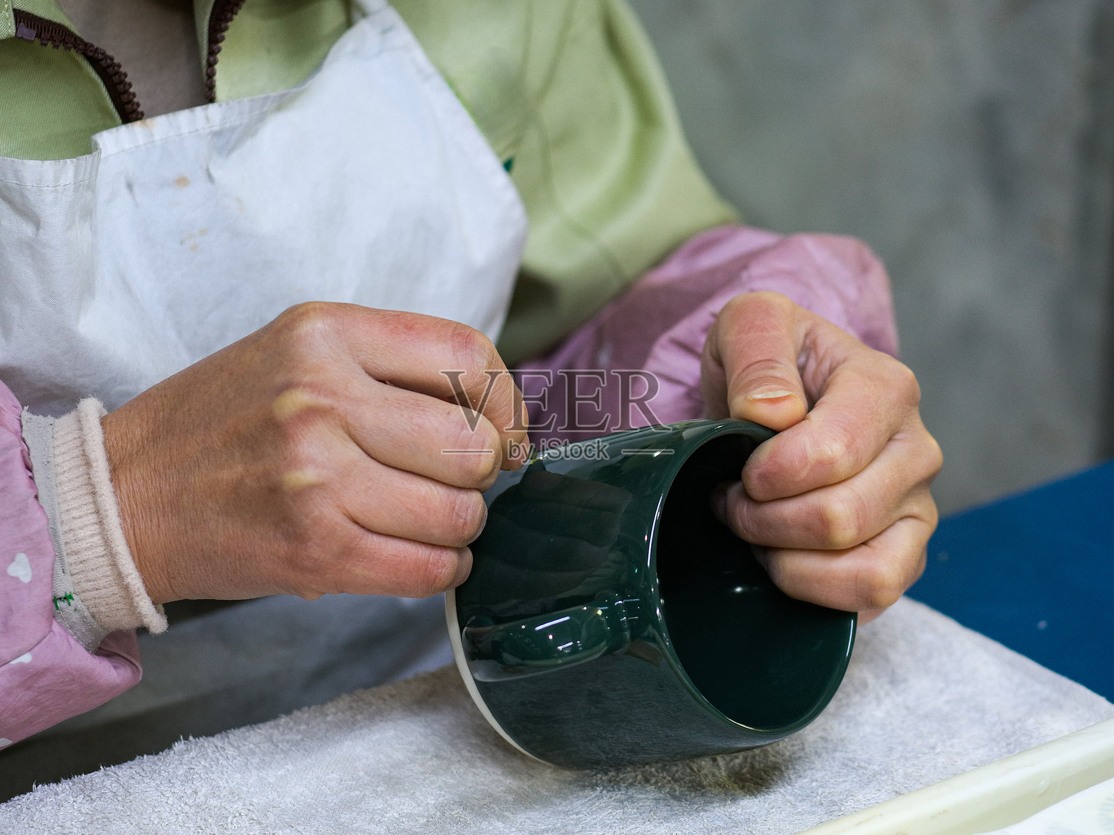 陶艺师手工制作茶杯照片摄影图片