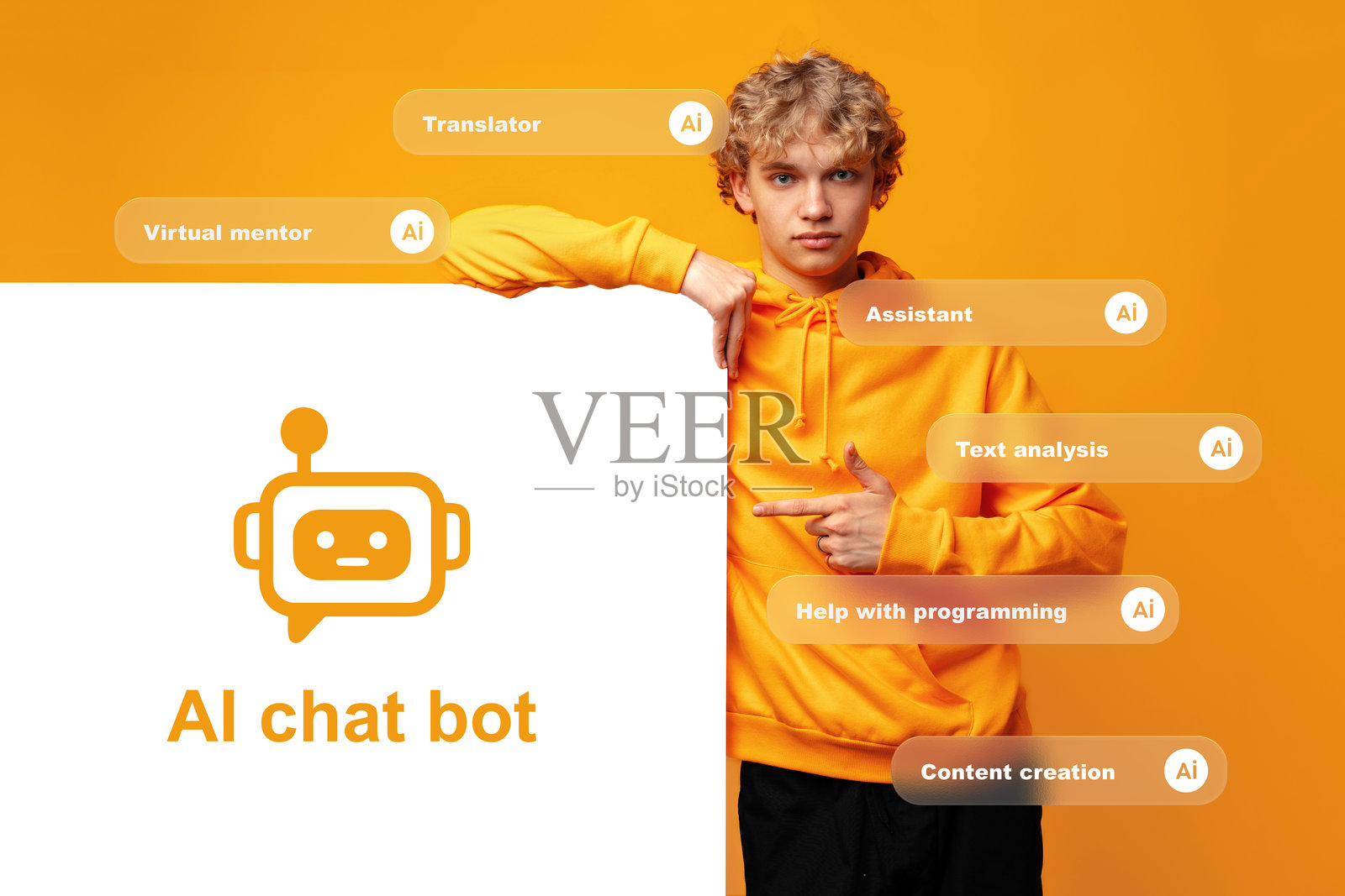 身穿黄色帽衫的人指向一个标志，标志上有聊天机器人图标，背景是橙色照片摄影图片