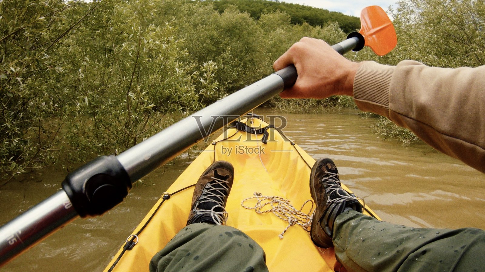 春季雨林河流中的皮划艇视角，户外生活方式照片摄影图片