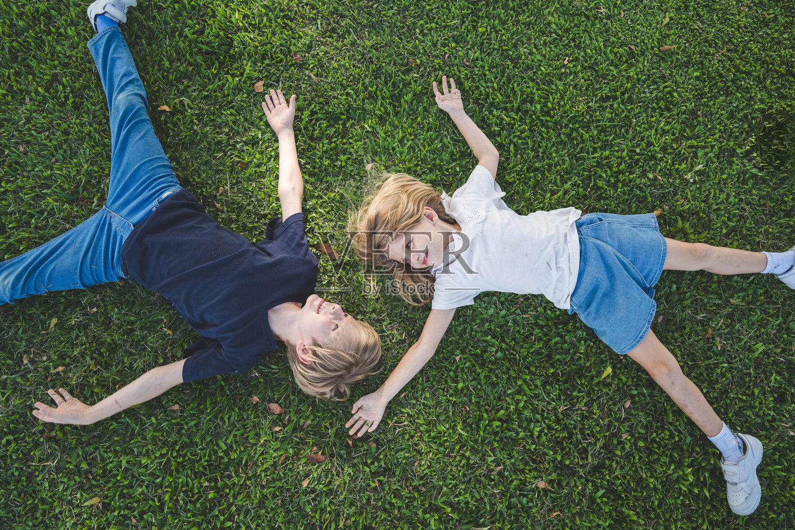 晨曦中，哥哥和妹妹在公园里一起玩耍照片摄影图片