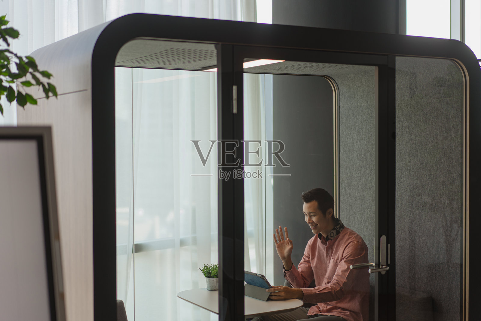 在办公室隐私舱内工作的亚洲男性高管照片摄影图片