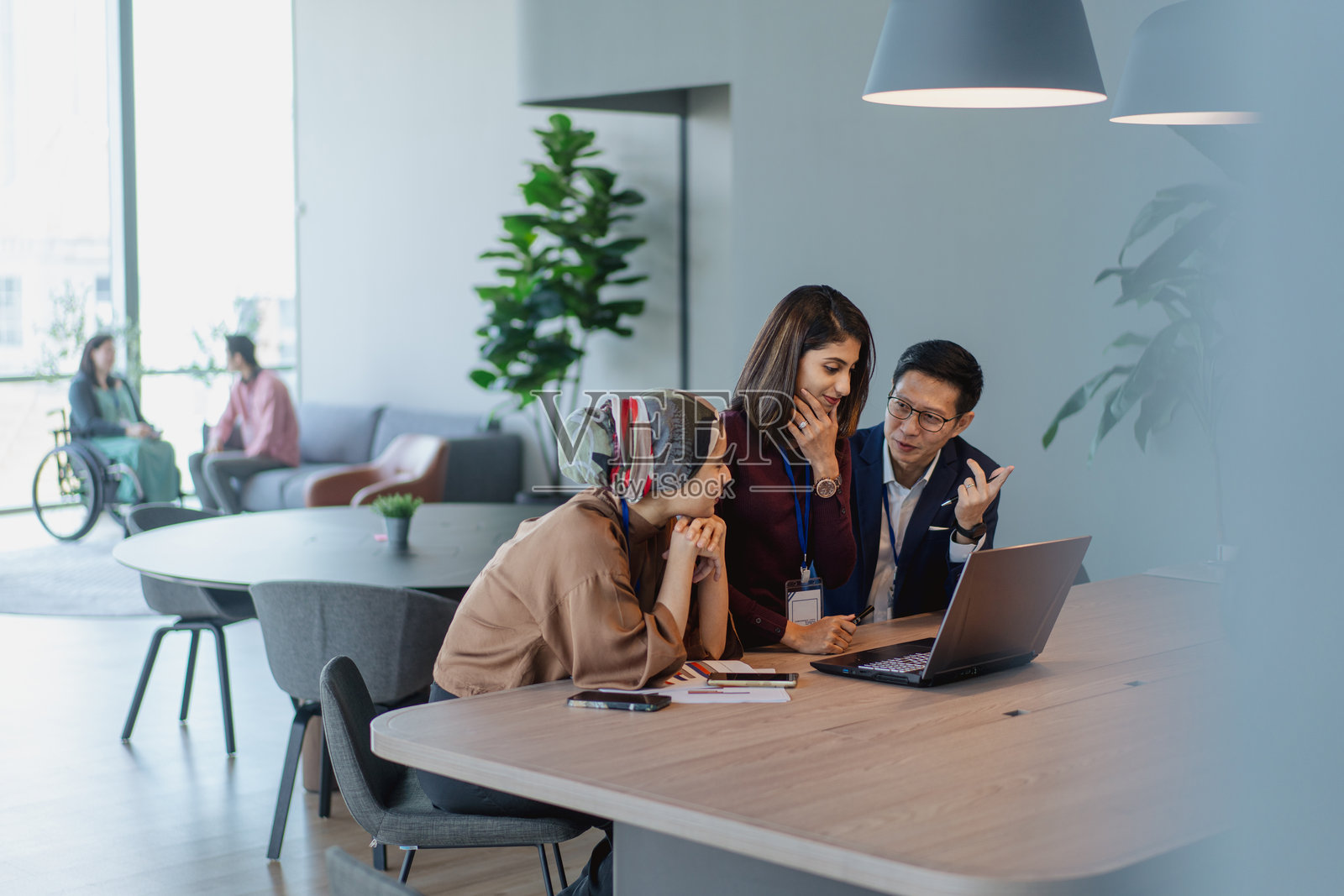 多元化的亚洲办公室高管专注于工作和讨论照片摄影图片