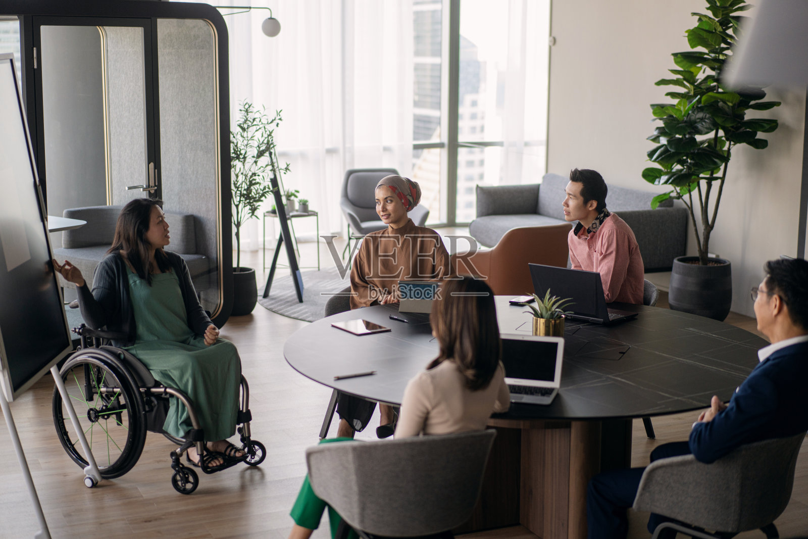 多元种族和包容性的小型亚洲商业团队在非正式战略会议上照片摄影图片
