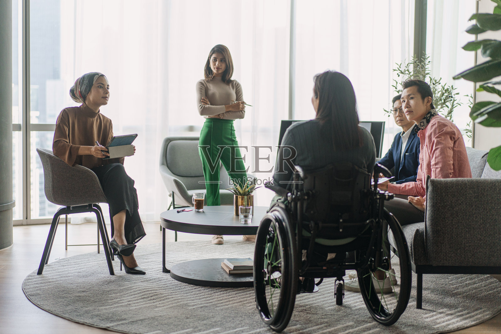 多元种族和包容性的小型亚洲商业团队在非正式战略会议上照片摄影图片